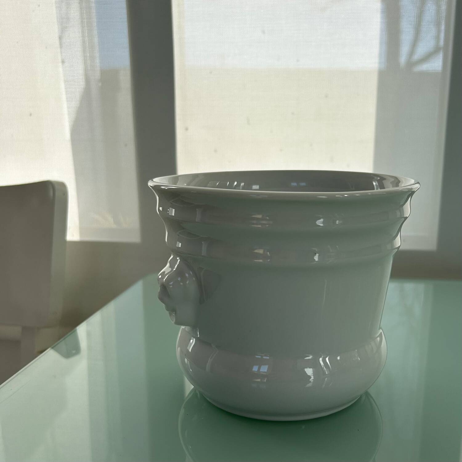 White porcelain cache-pot
