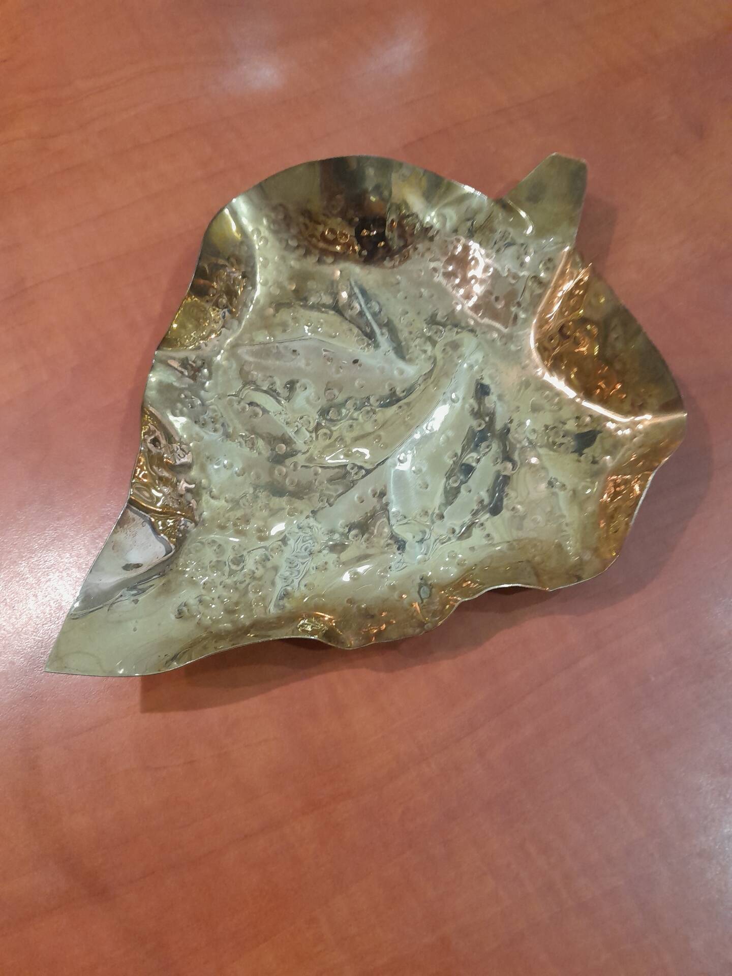 Vintage 1960s hammered brass leaf ashtray – Italy