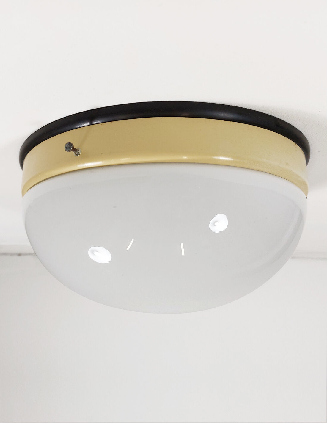 Plafonnier Bauhaus avec verre opalin et bakélite