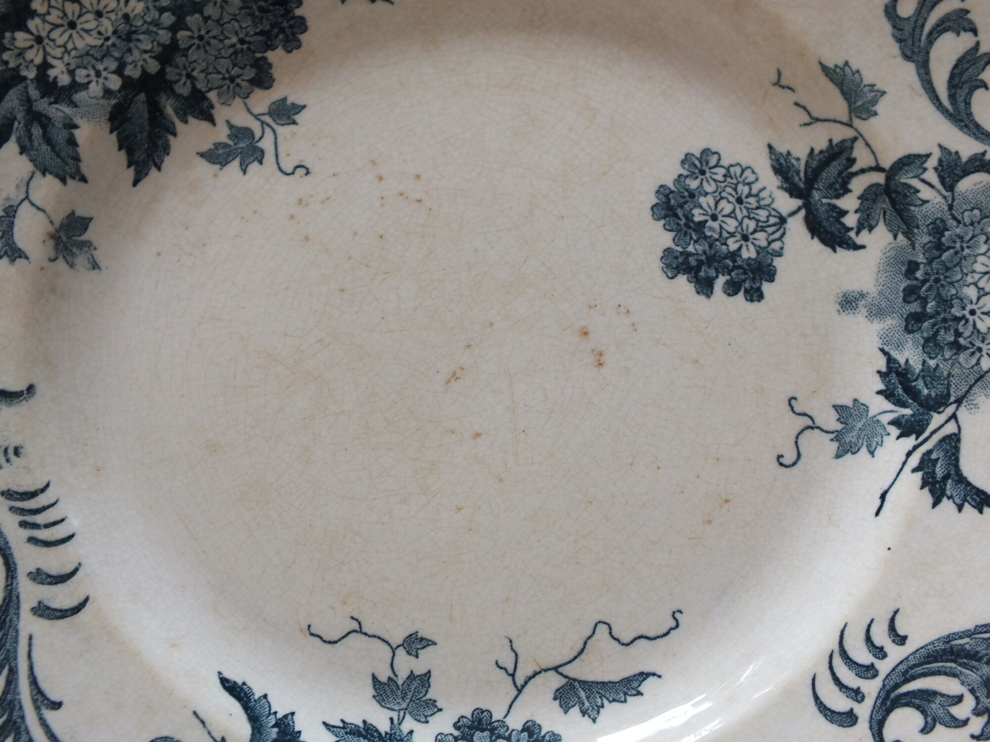 7 flat plates in Terre de Fer St Amand model Boule de Neige