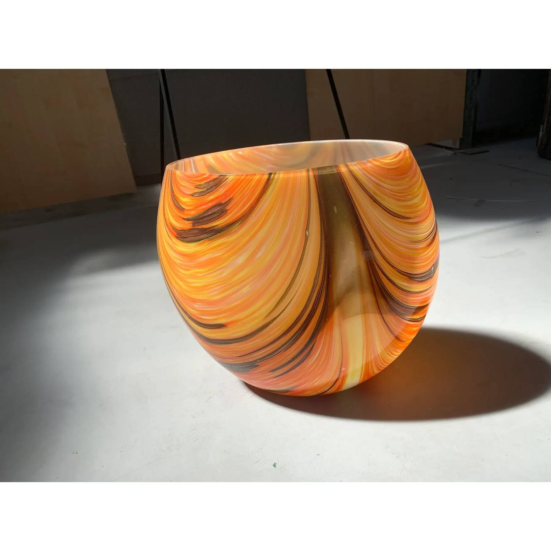 Artistic vase in Murano-attributed glass, early 21st century, featuring col.