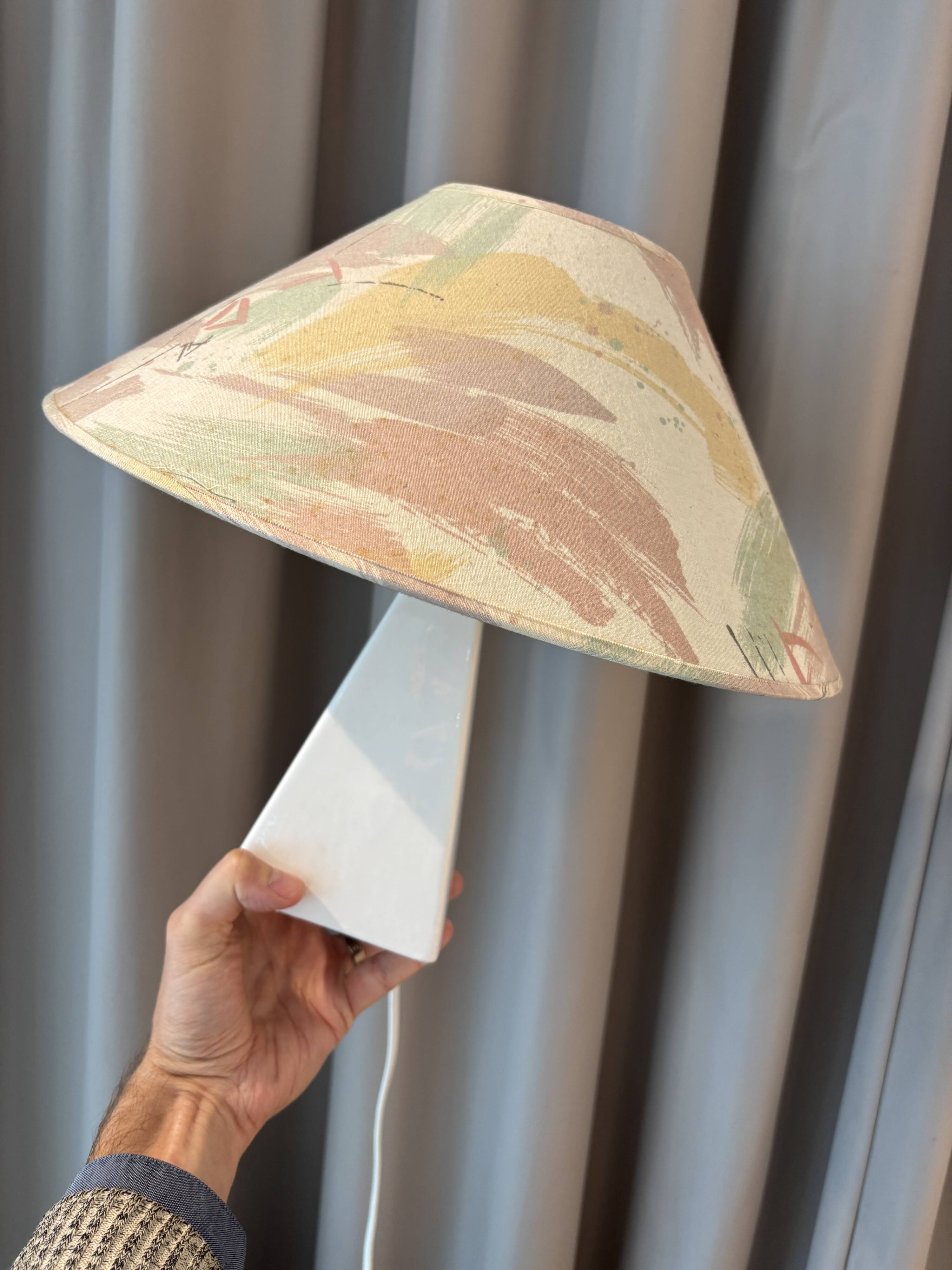 Lampe de table inspirée de Memphis des années 90 par Porcelaines de Bruxelles