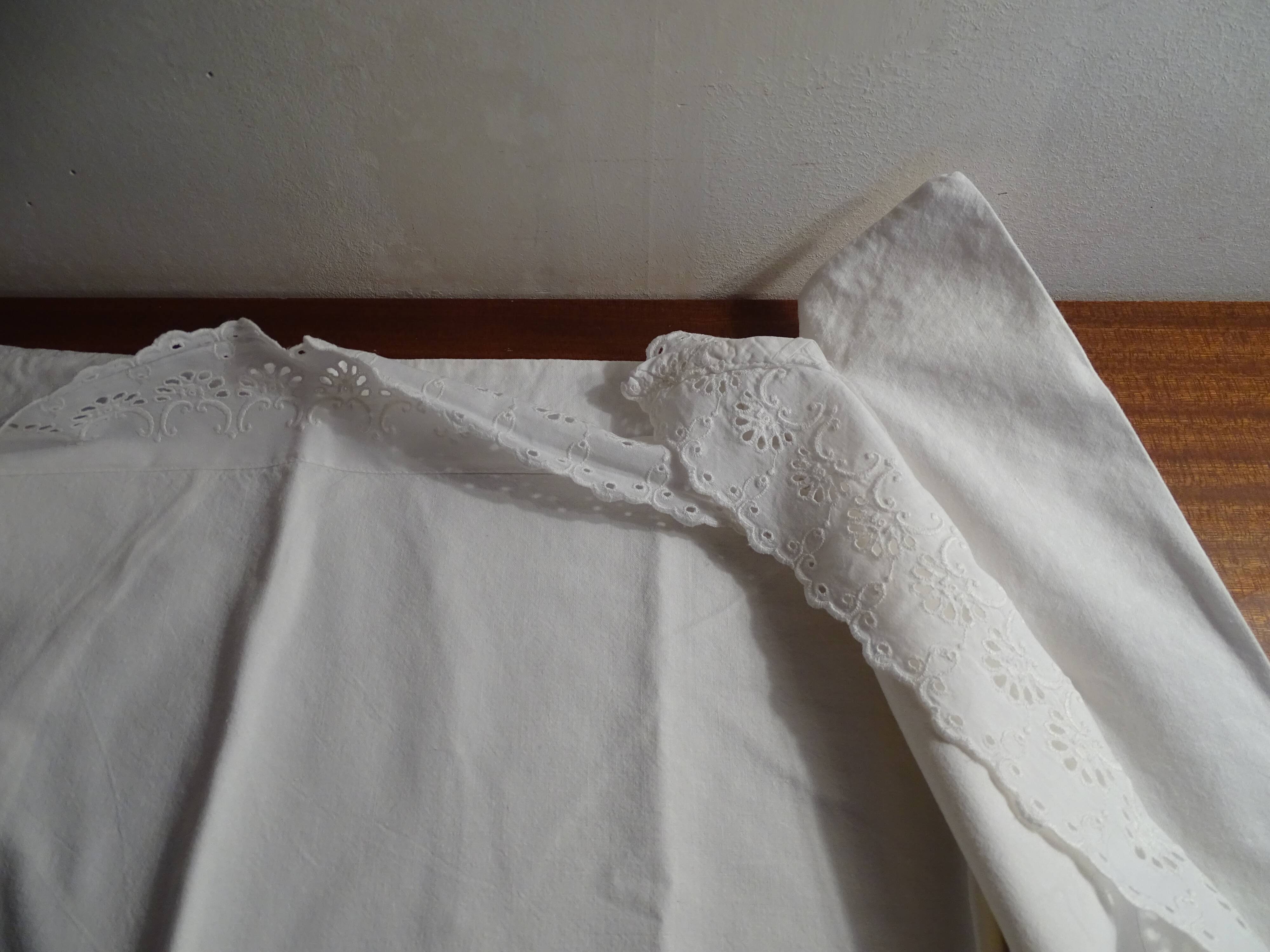 2 old embroidered pillowcases in cotton.