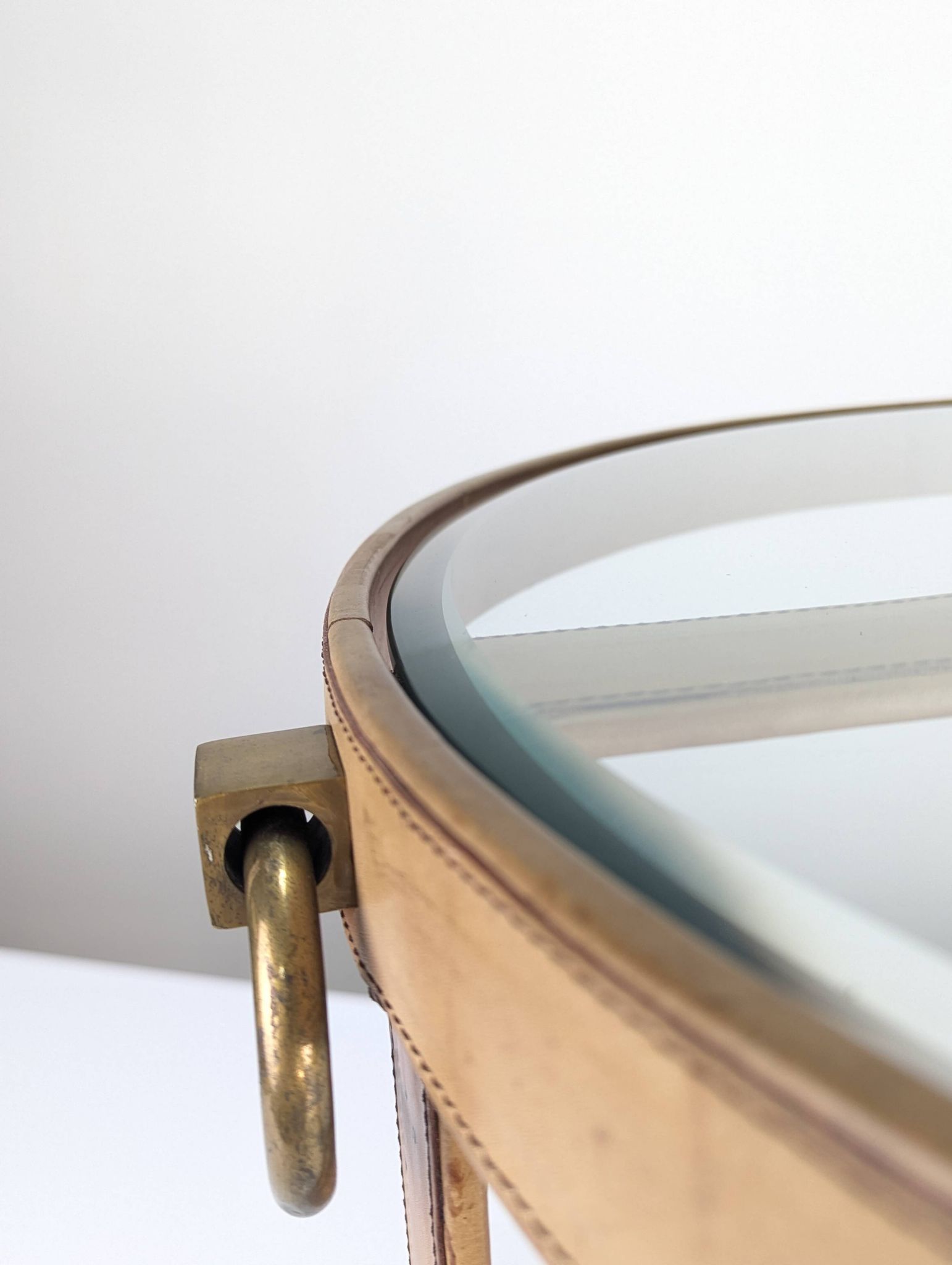 Table basse en laiton et cuir surpiqué