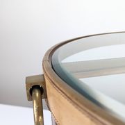 Table basse en laiton et cuir surpiqué