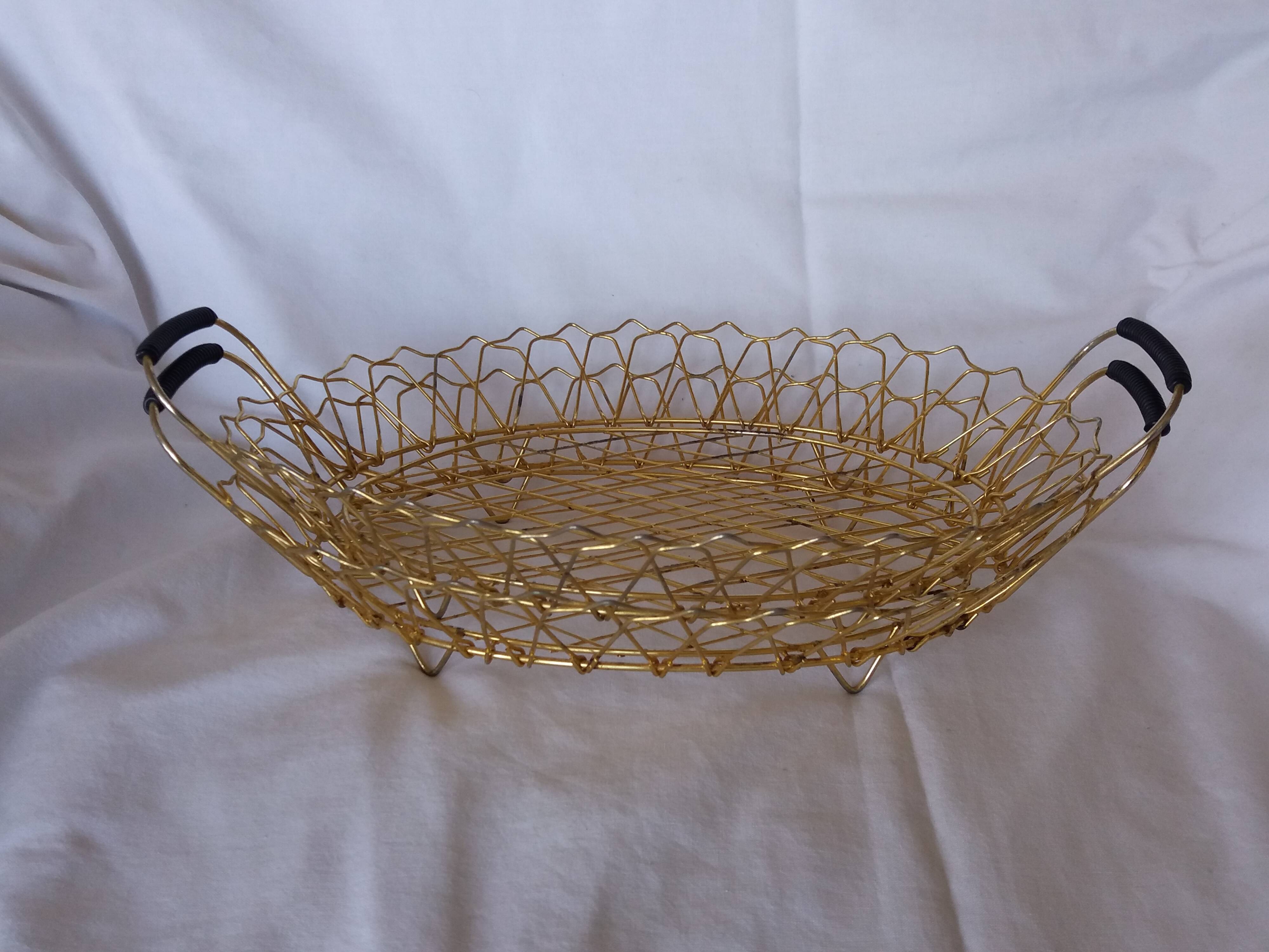 Flat gold metal and scoubidou basket basket