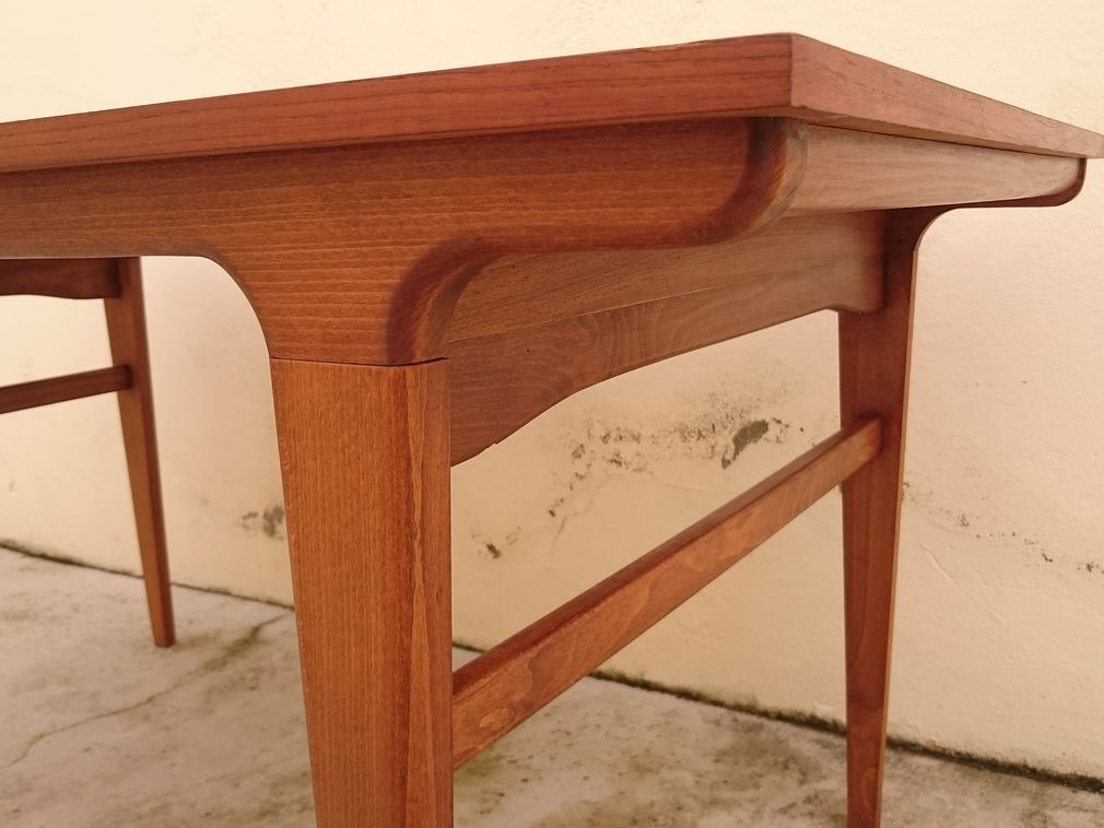 Scandinavian style table with extensions