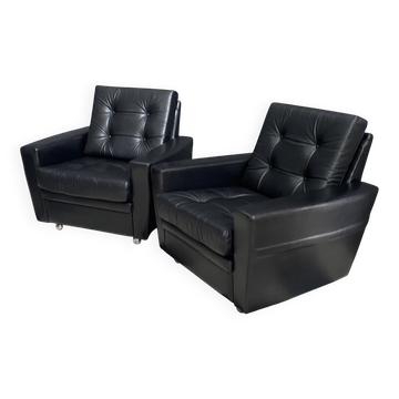 2 fauteuils en cuir noir des années 1960 sur roulettes