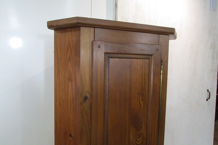 Corner, furnished to high angle pine