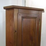 Corner, furnished to high angle pine