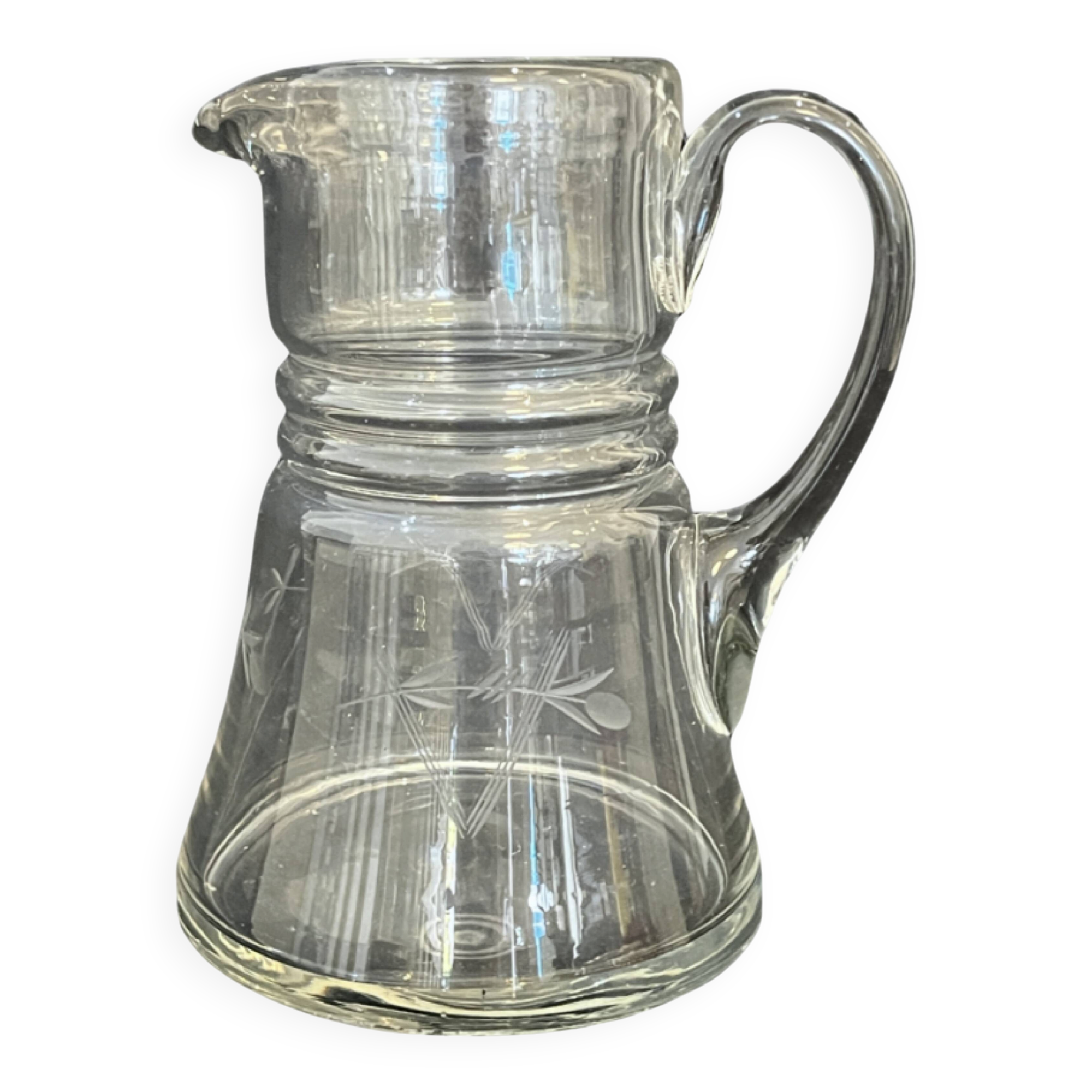 Ancienne carafe  pichet en verre soufflé  décor de feuilles ciselées 1940