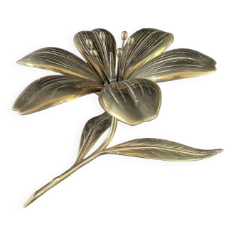 fleur en laiton avec pétales servant de cendrier individuel