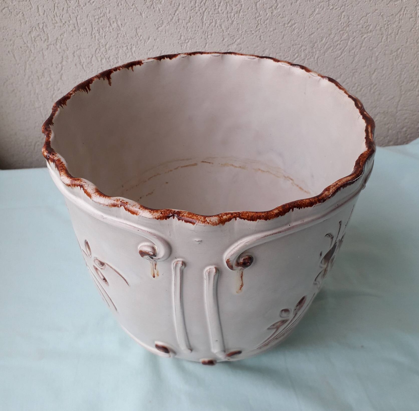 Ceramic cache-pot