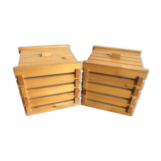 Stamp garbage pair with wood cover
