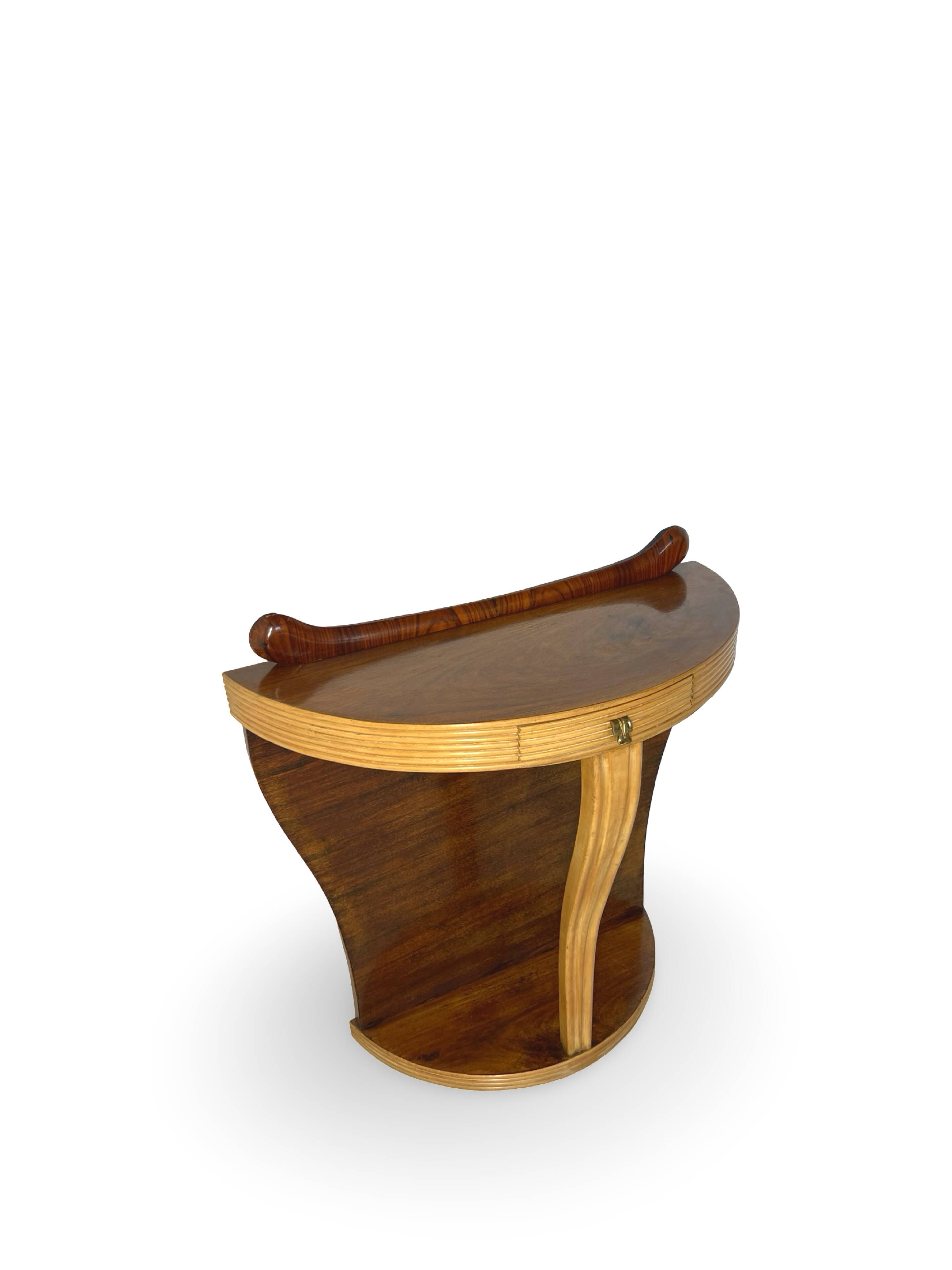 Console Art Déco moderne du milieu du siècle, dans le style de Paolo Buffa.