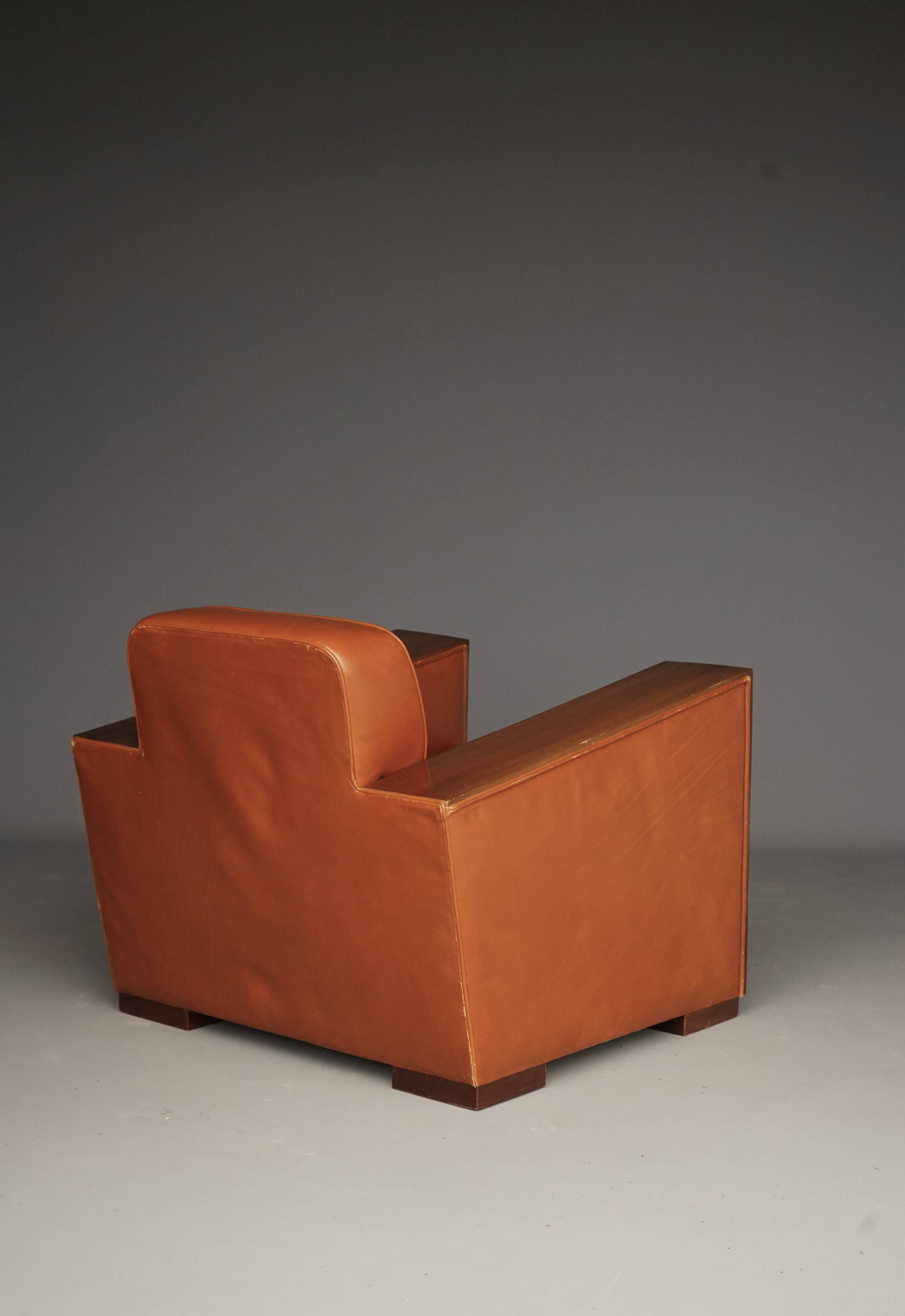 Paire de fauteuils Art Déco en cuir. Années 40.