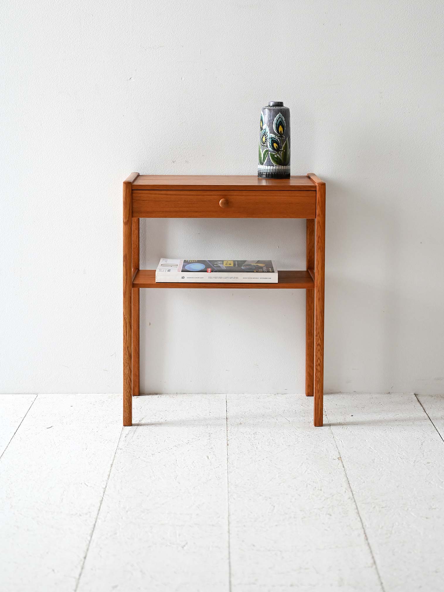 Table de chevet scandinave vintage en teck avec étagère