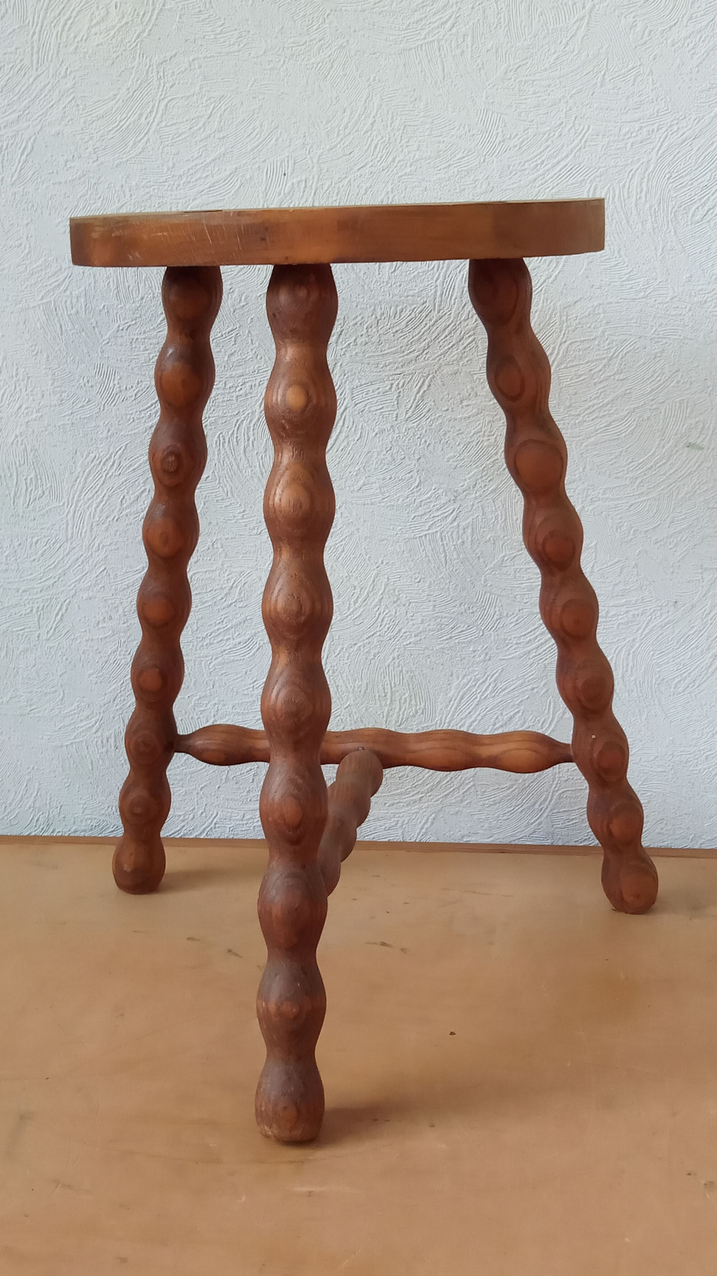 Stool tripod beaded feet