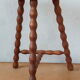 Tabouret tripode pieds perlés