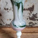 Vase sur pied en opaline et verre soufflé vintage 30 cm