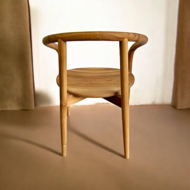 Chaise en bois avec assise tressée