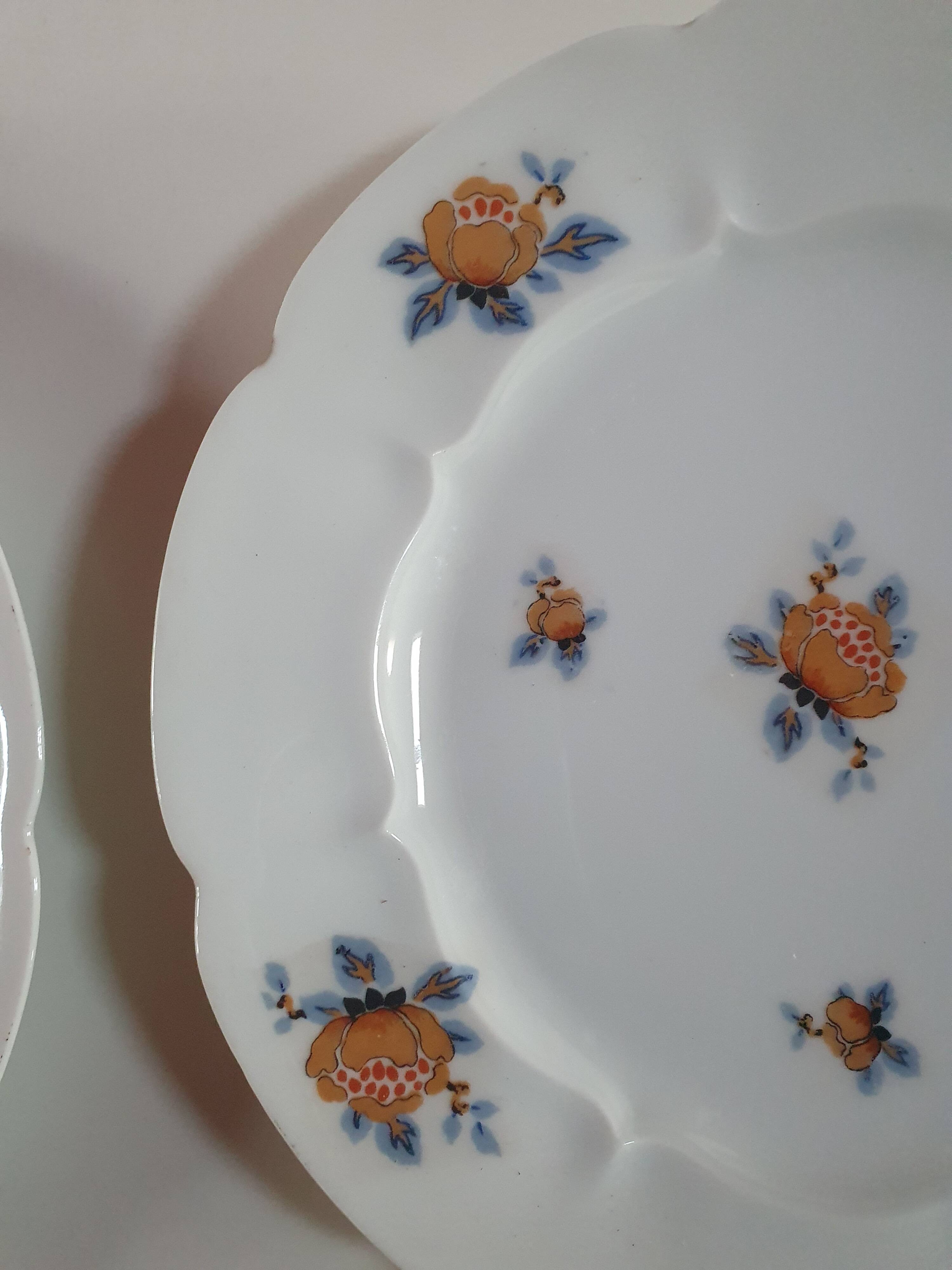 set of 4 dessert plates in white Limoges porcelain with flowers, the edge of one is different
