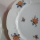 lot de  4 assiettes a dessert en porcelaine de limoges blanche a fleurs, le bord d'une est different