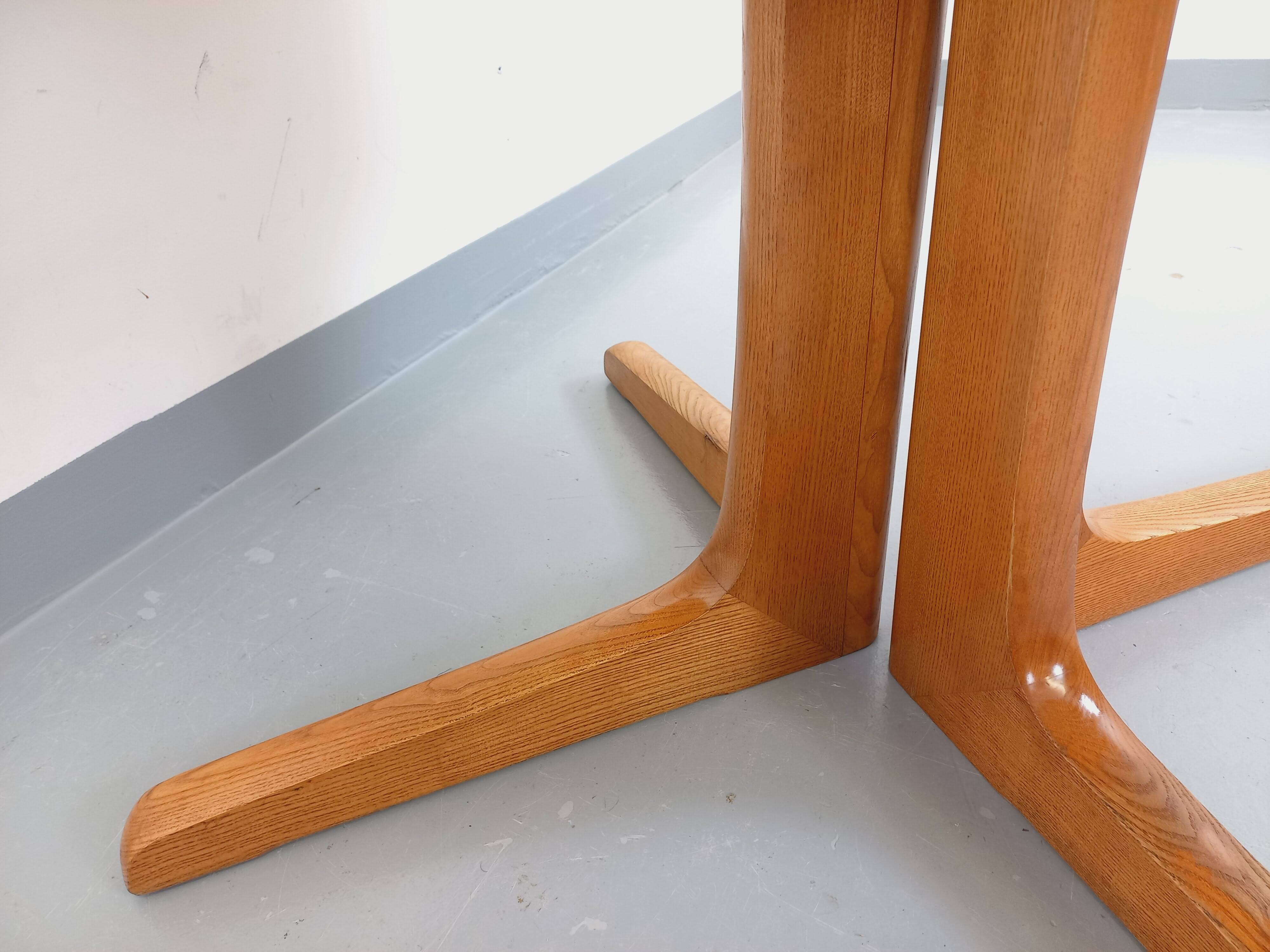 Vintage round dining table in Scandinavian style from the 60s and 70s in elm.