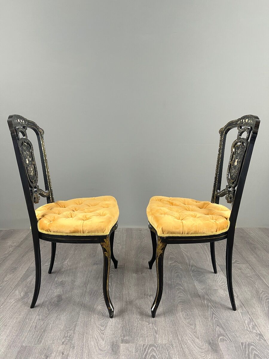 Paire de chaises Napoléon III marquetées et incrustées de nacre, XIXe Siècle