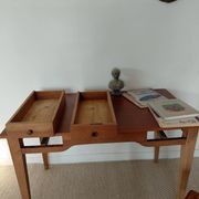 Bureau ancien à double tiroir, pieds gainés, XIXème
