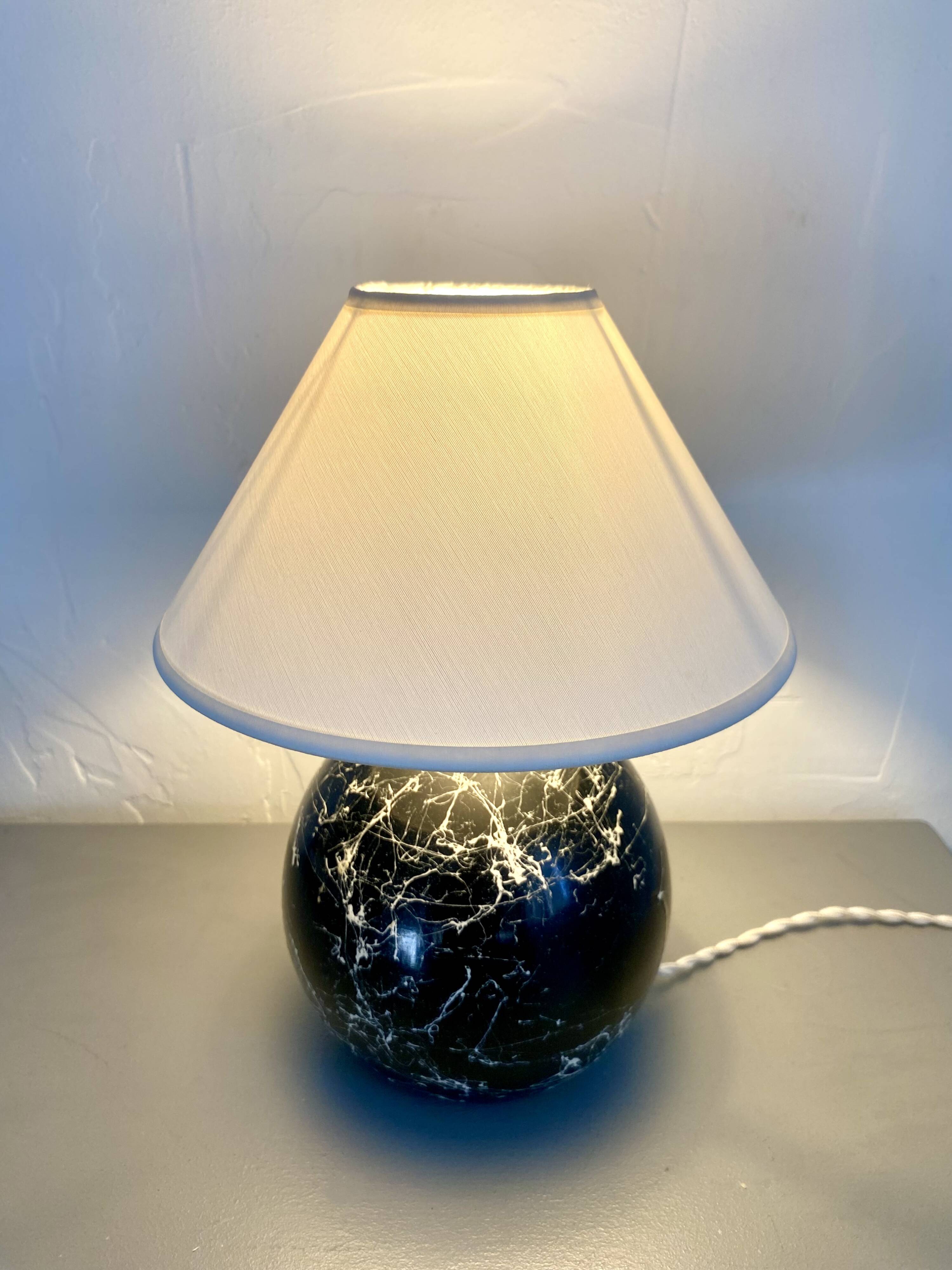 Lampe bois trompe l’œil, câble tissu, abat-jour