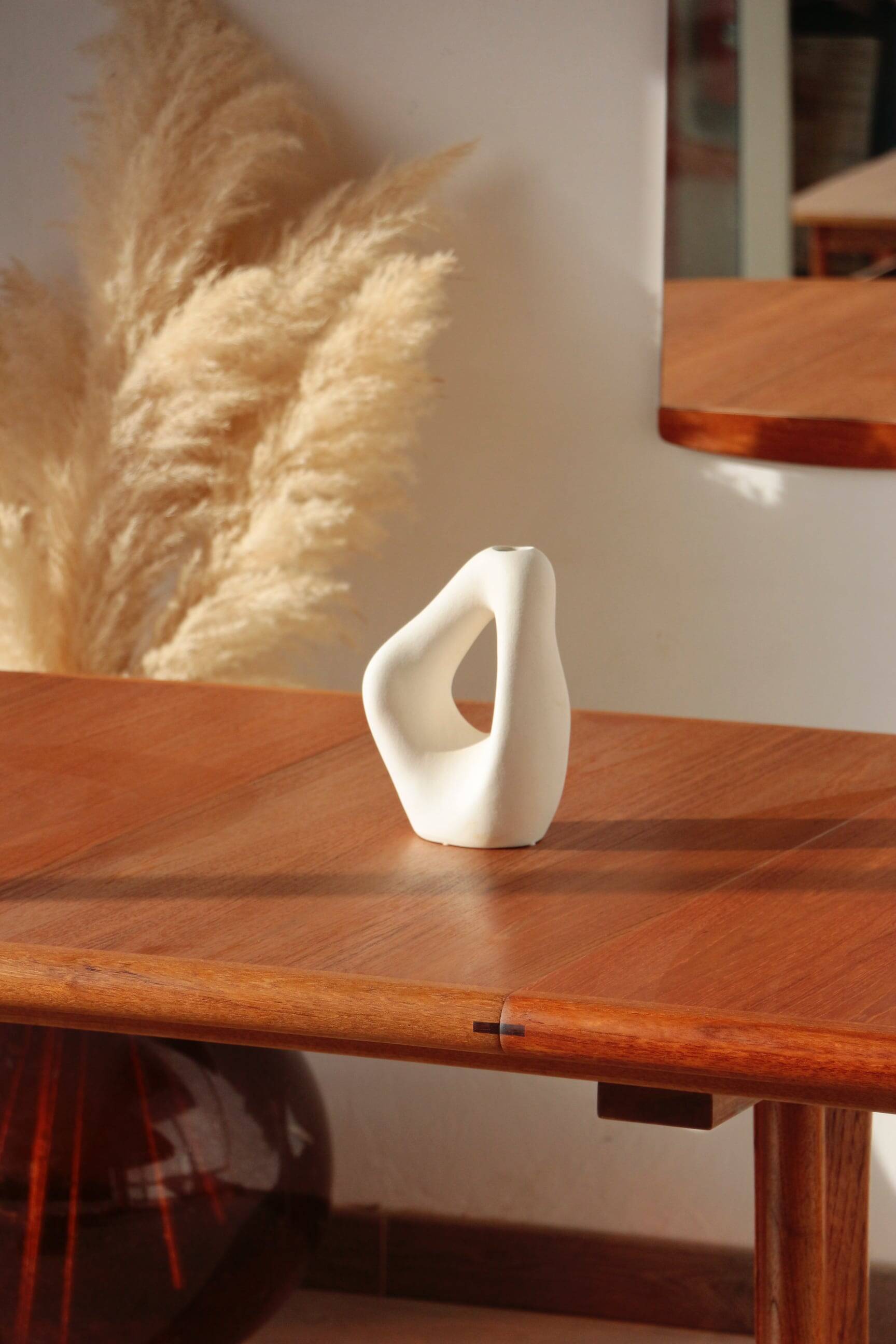 Vintage Dyrlund dining table in teak – the excellence of Danish design.