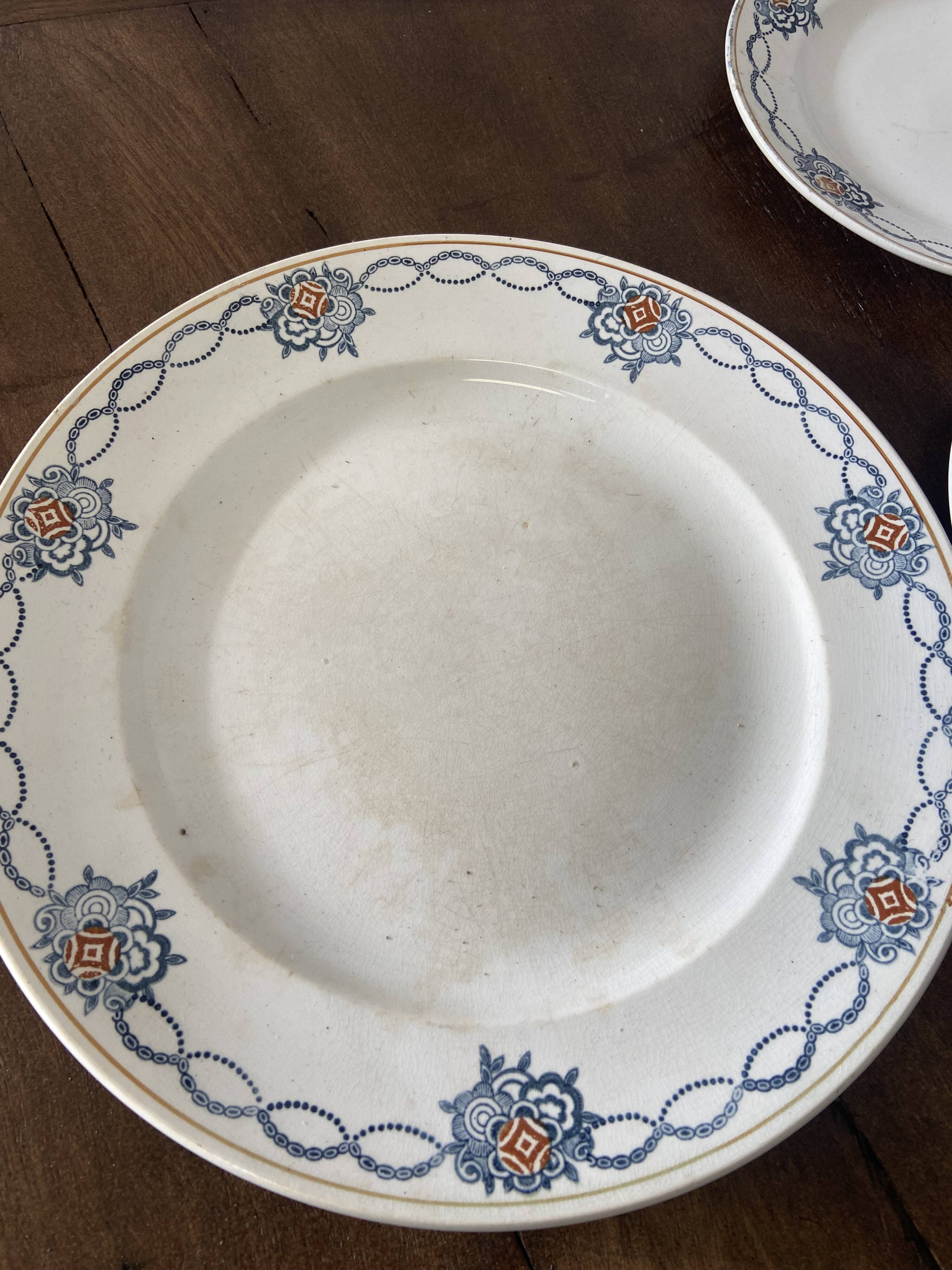 Set of 6 plates and 1 dish St Amand.