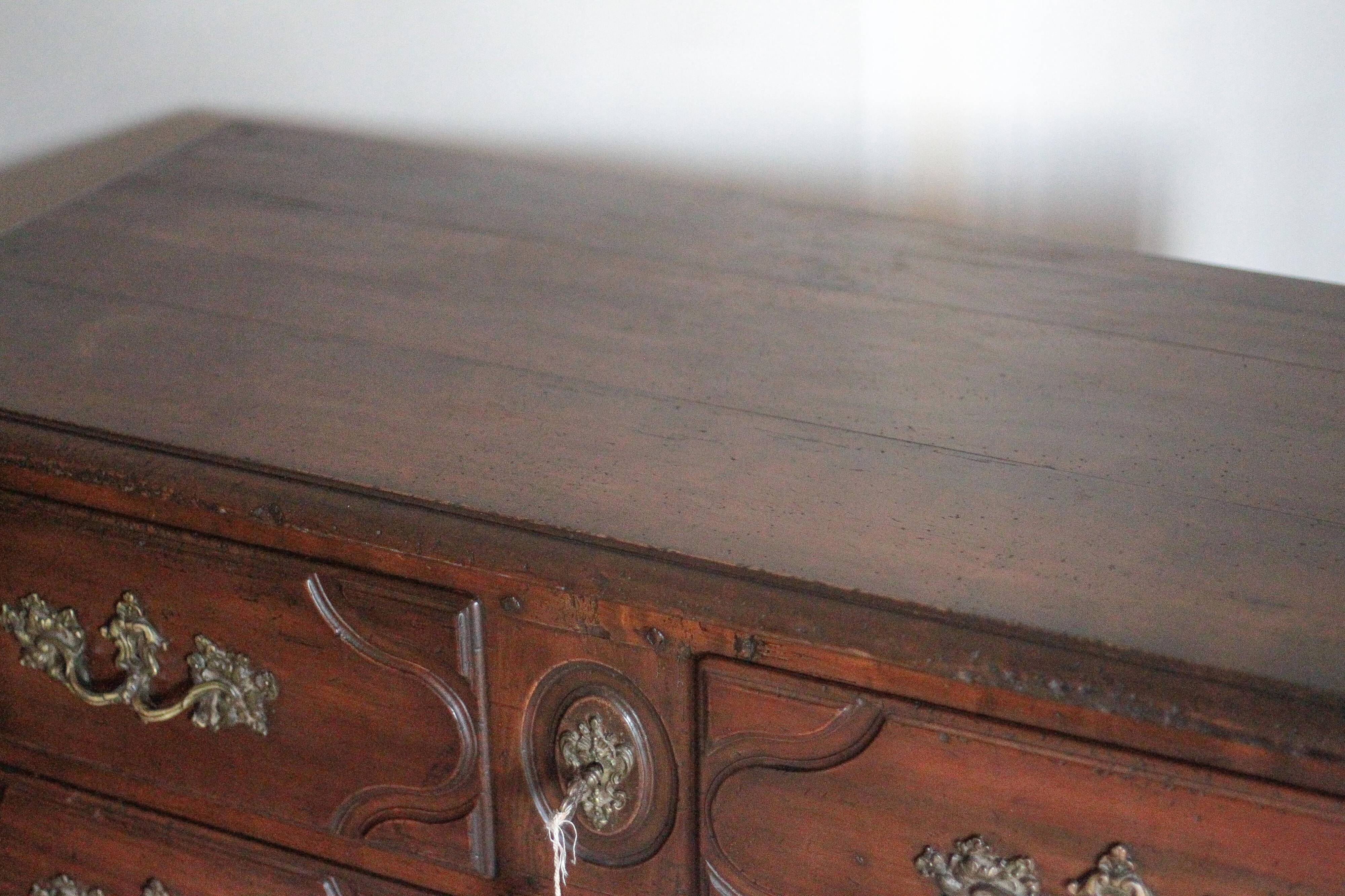 Wooden chest of drawers with 4 drawers in Louis XV style