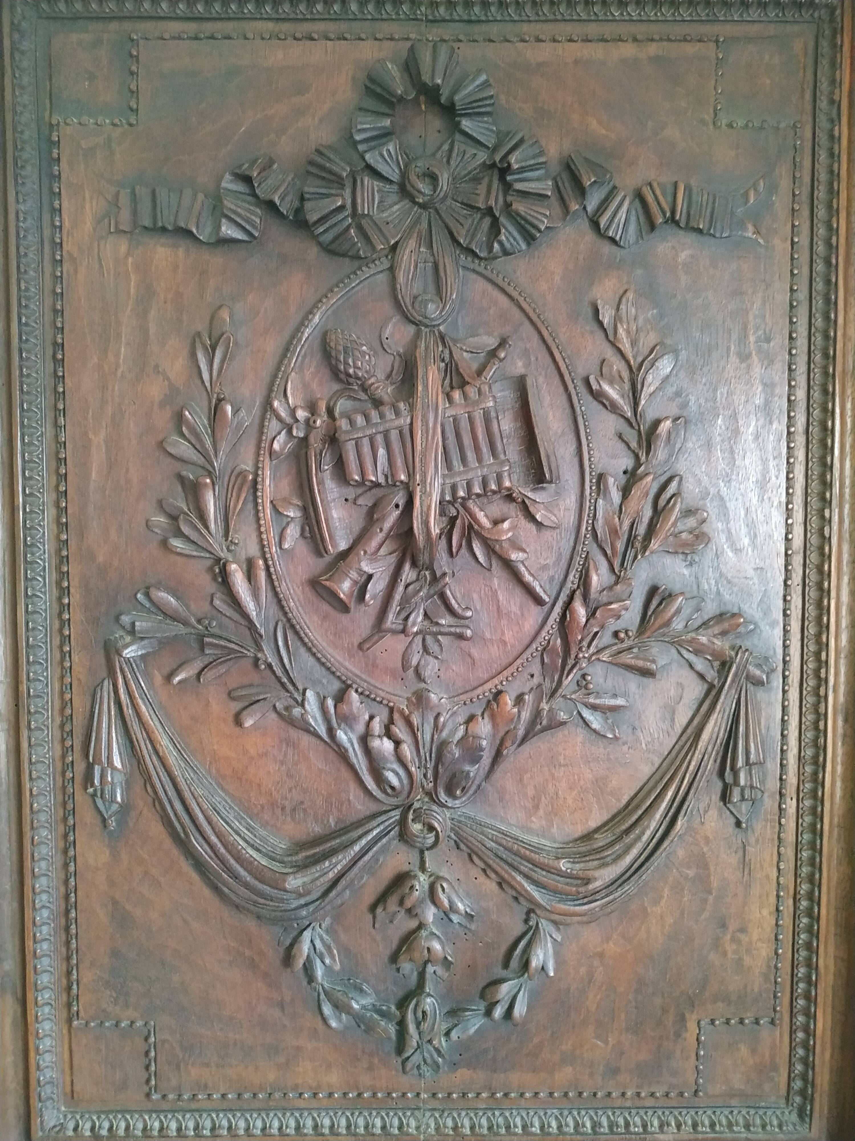 Carved wooden panel décor with music trophy