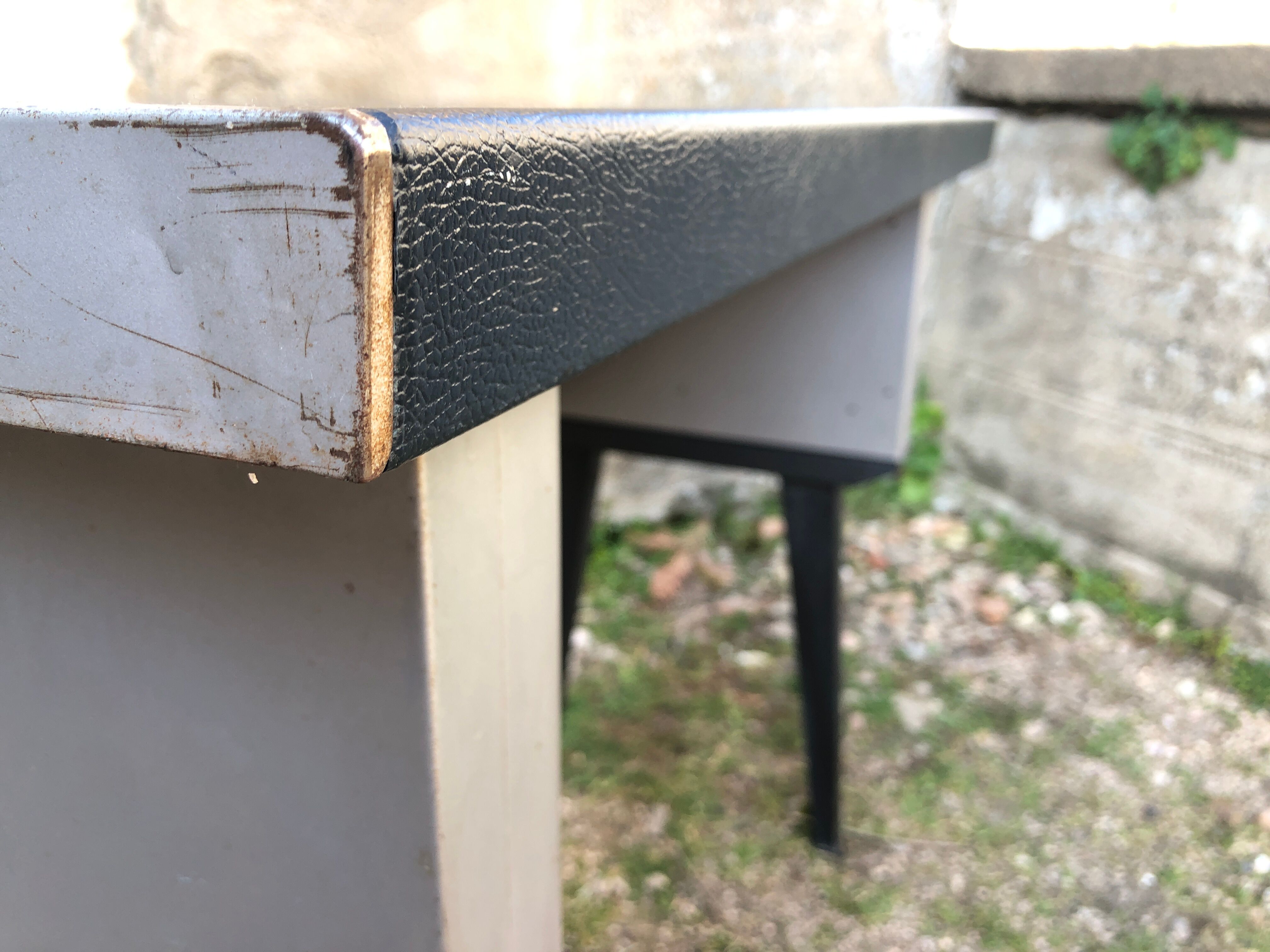 Strafor industrial desk