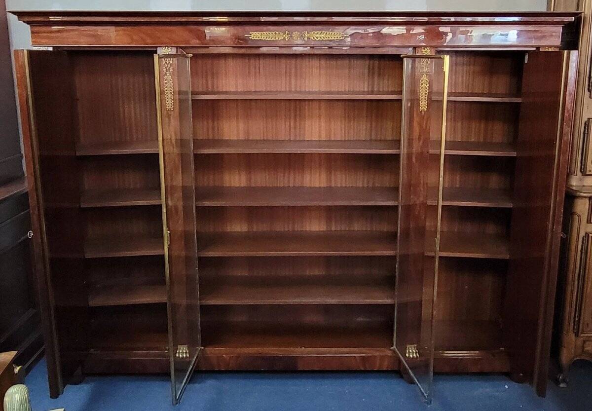 Important flamed mahogany library in Empire style from around 1900.