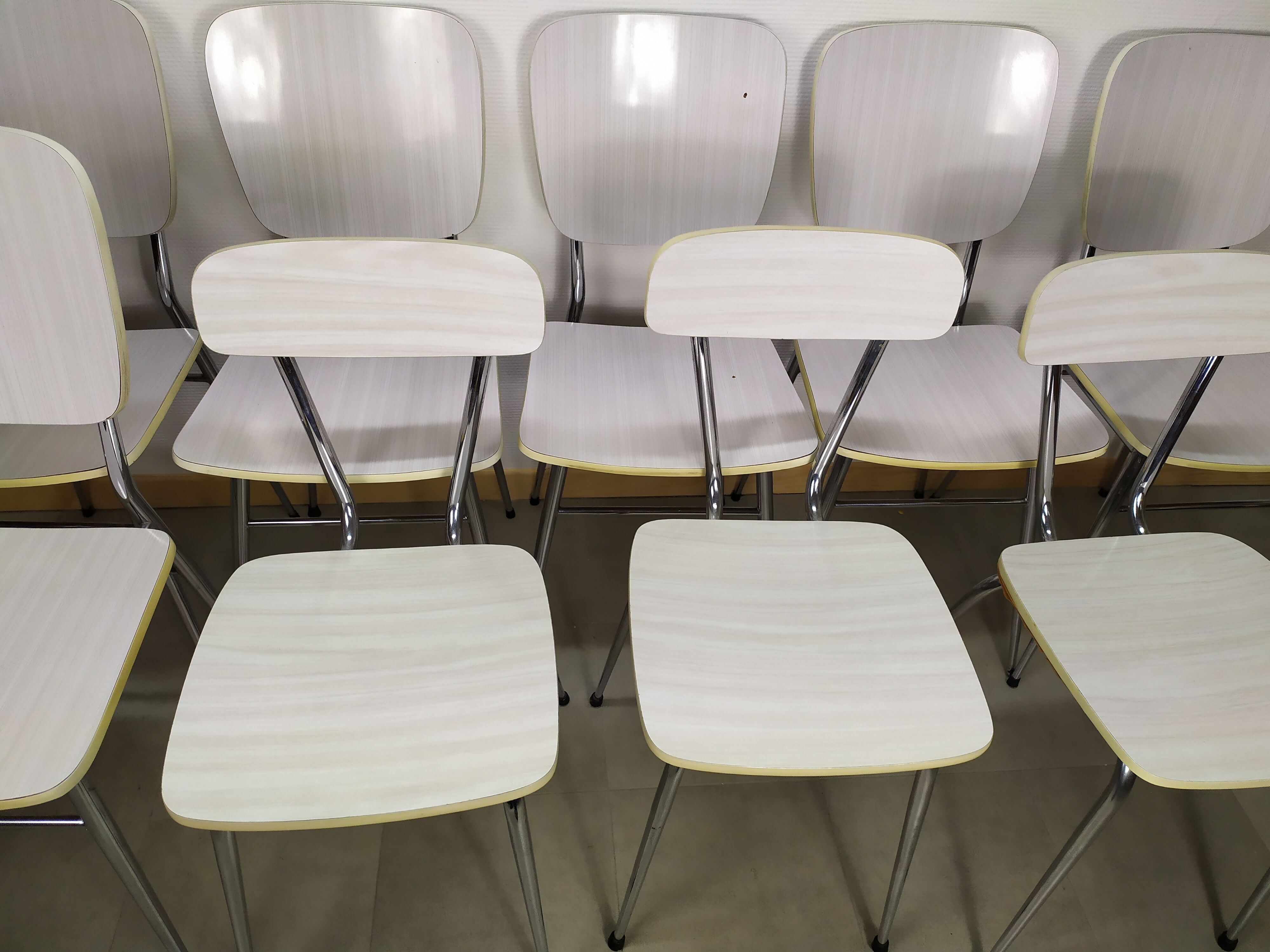 Lot de 9 chaises blanche en formica