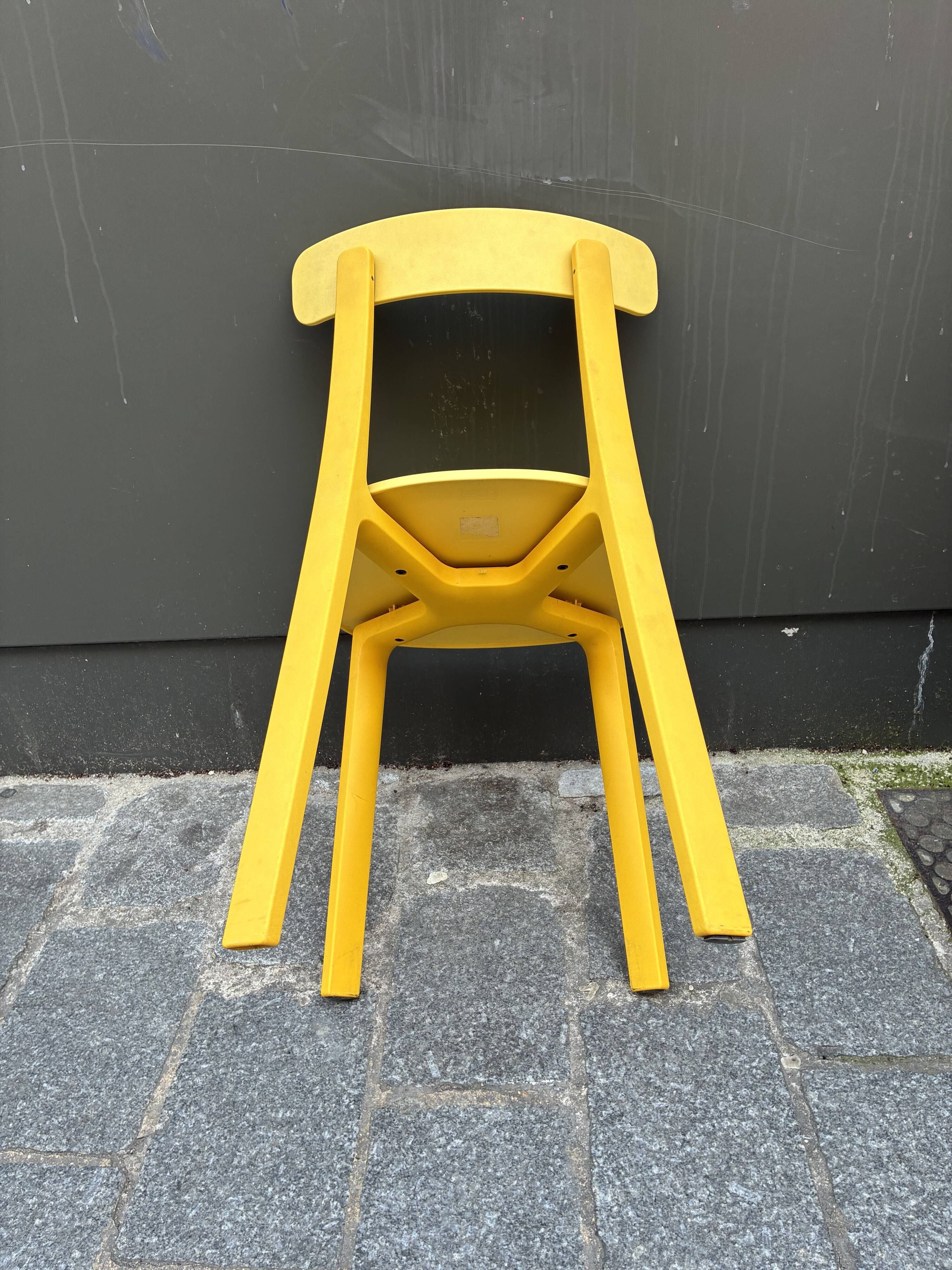 Chaises All Plastic Chair APC bouton d'or Vitra