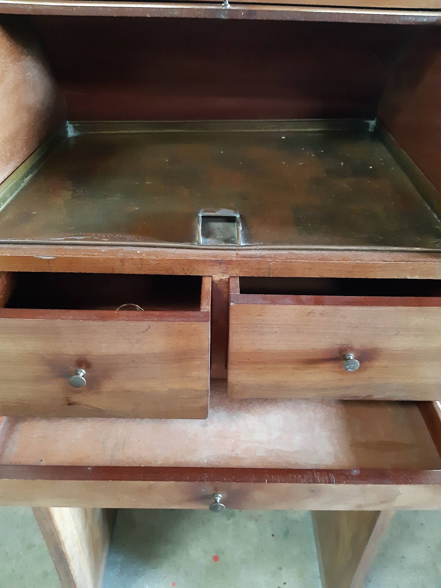 Meuble de métier à rouleau.