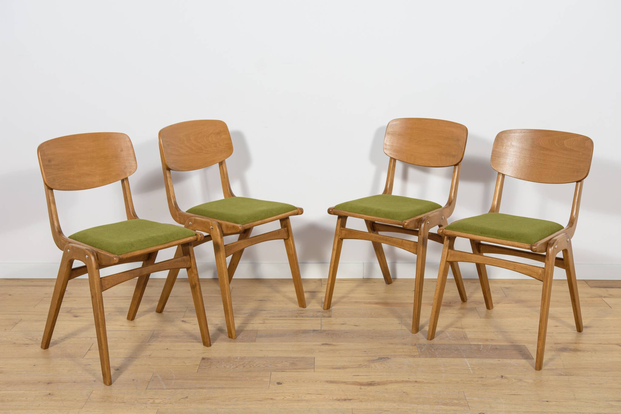 Boomerang Dining Chairs from Goscinski Furniture Factory Model  229XB, Pola