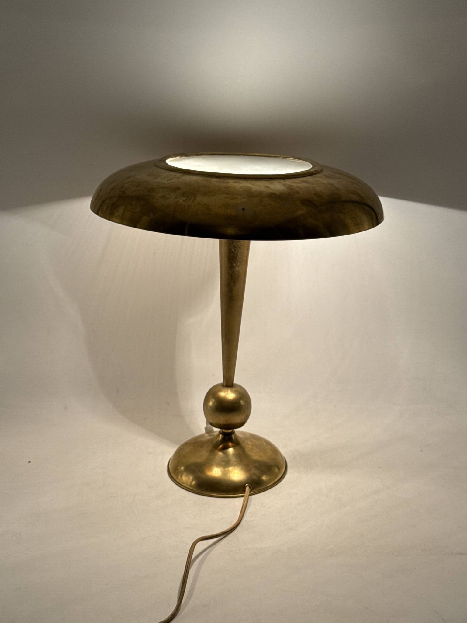 Oscar Torlasco, mod. 143 brass table / desk lamp, Prod. Lumi, Italy 1950s
