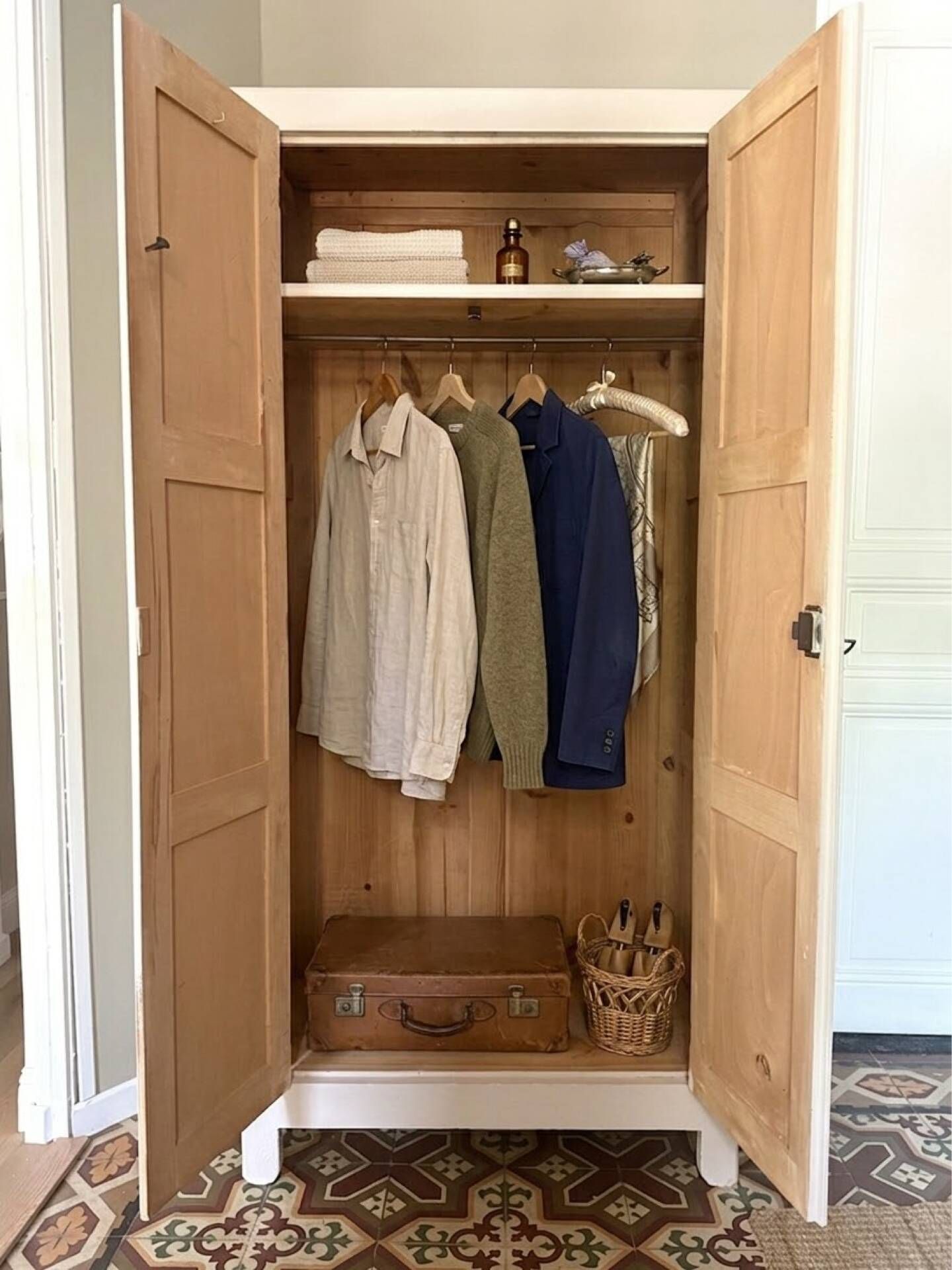 Armoire parisienne authentique 