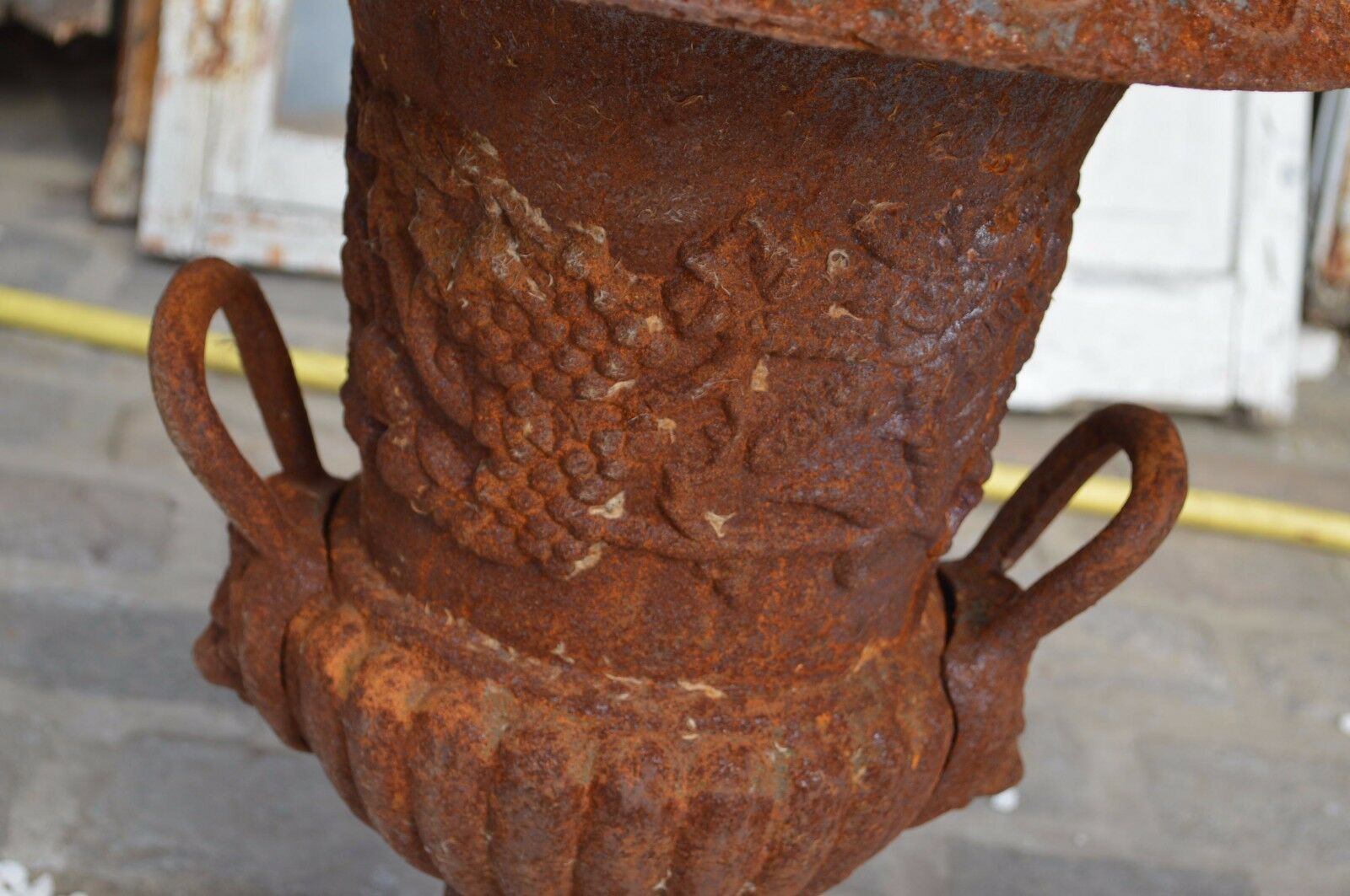 Cast iron media vases