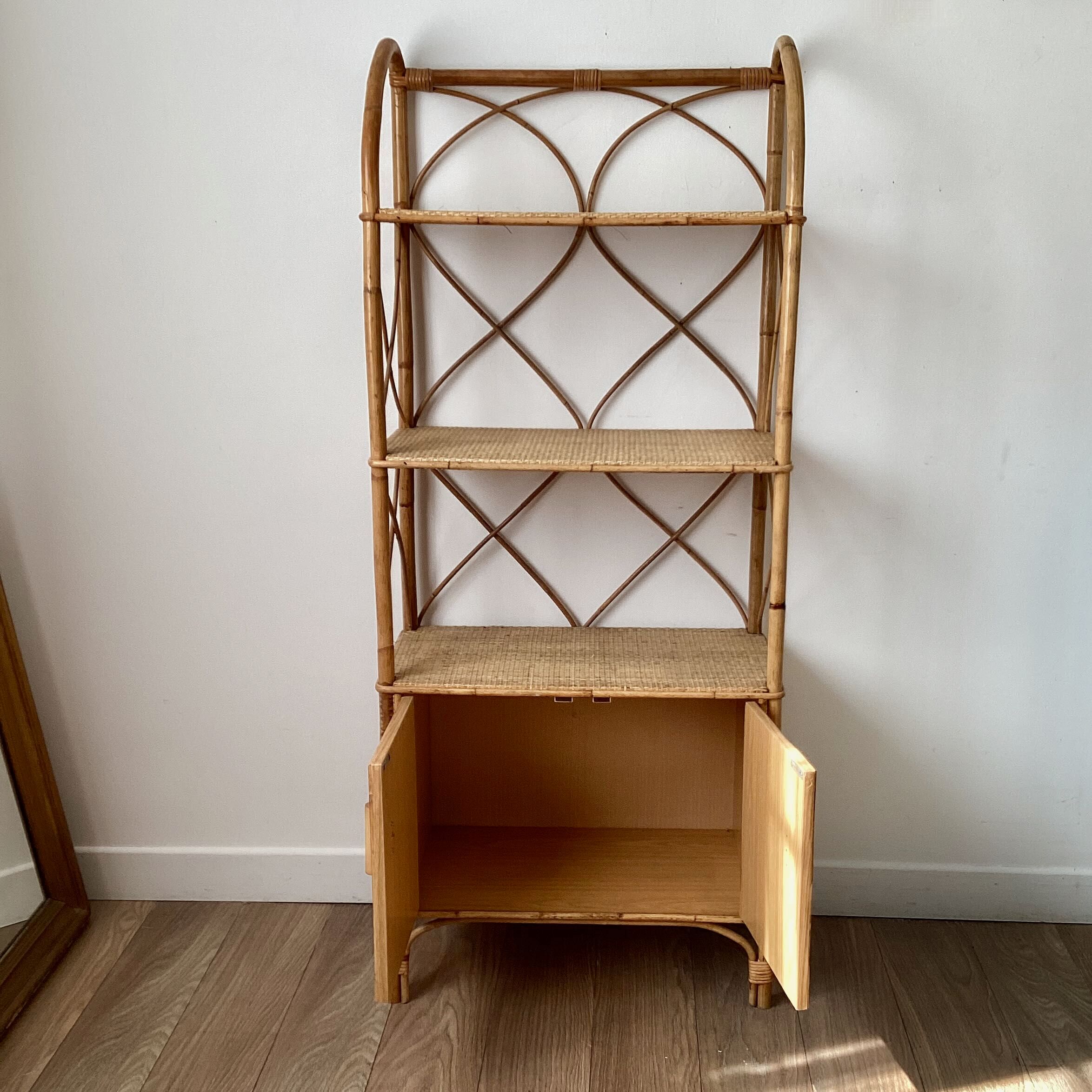 Bookcase shelf in braided wicker, bamboo and rattan