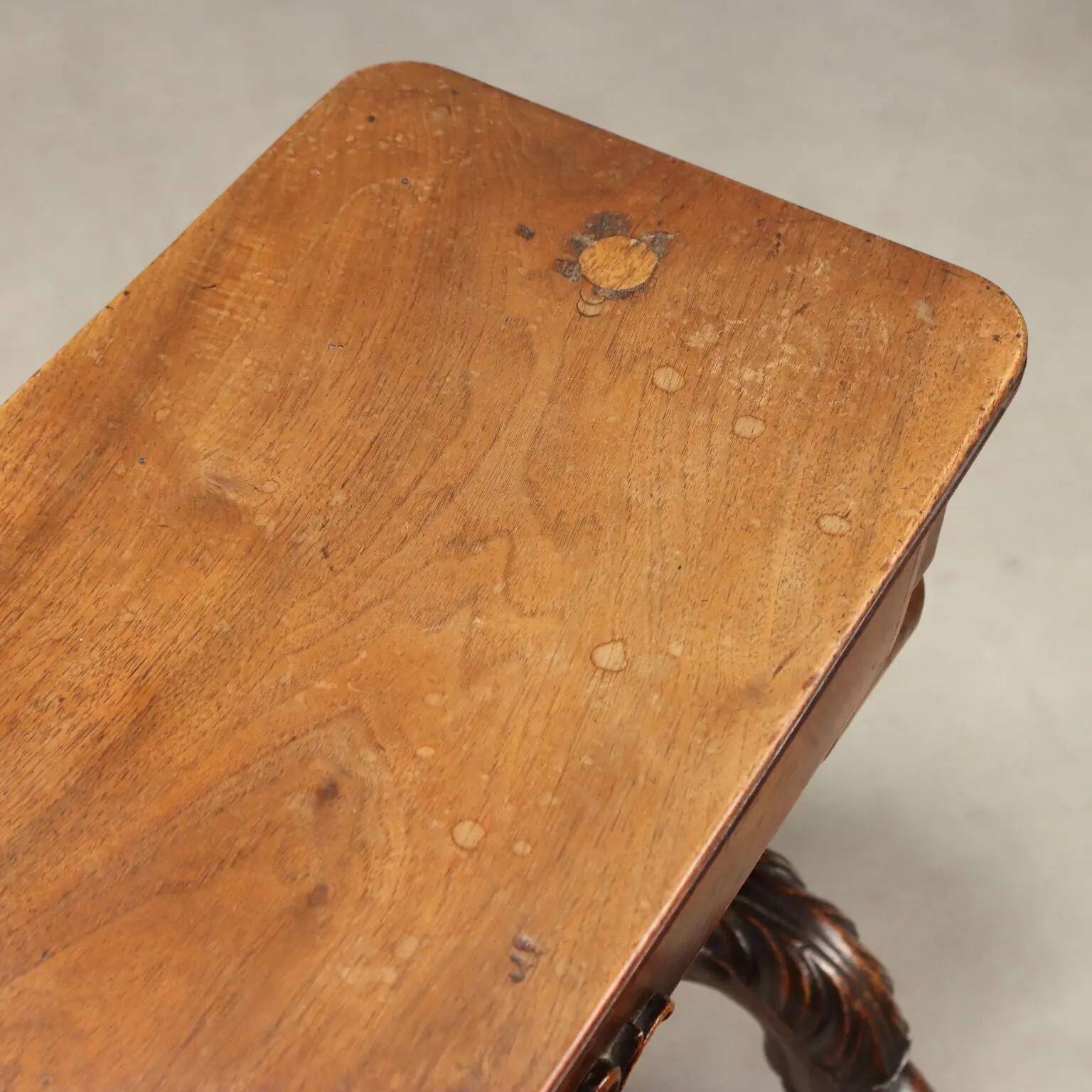 Petite table ancienne en noyer sculpté, Italie, milieu XIXe siècle