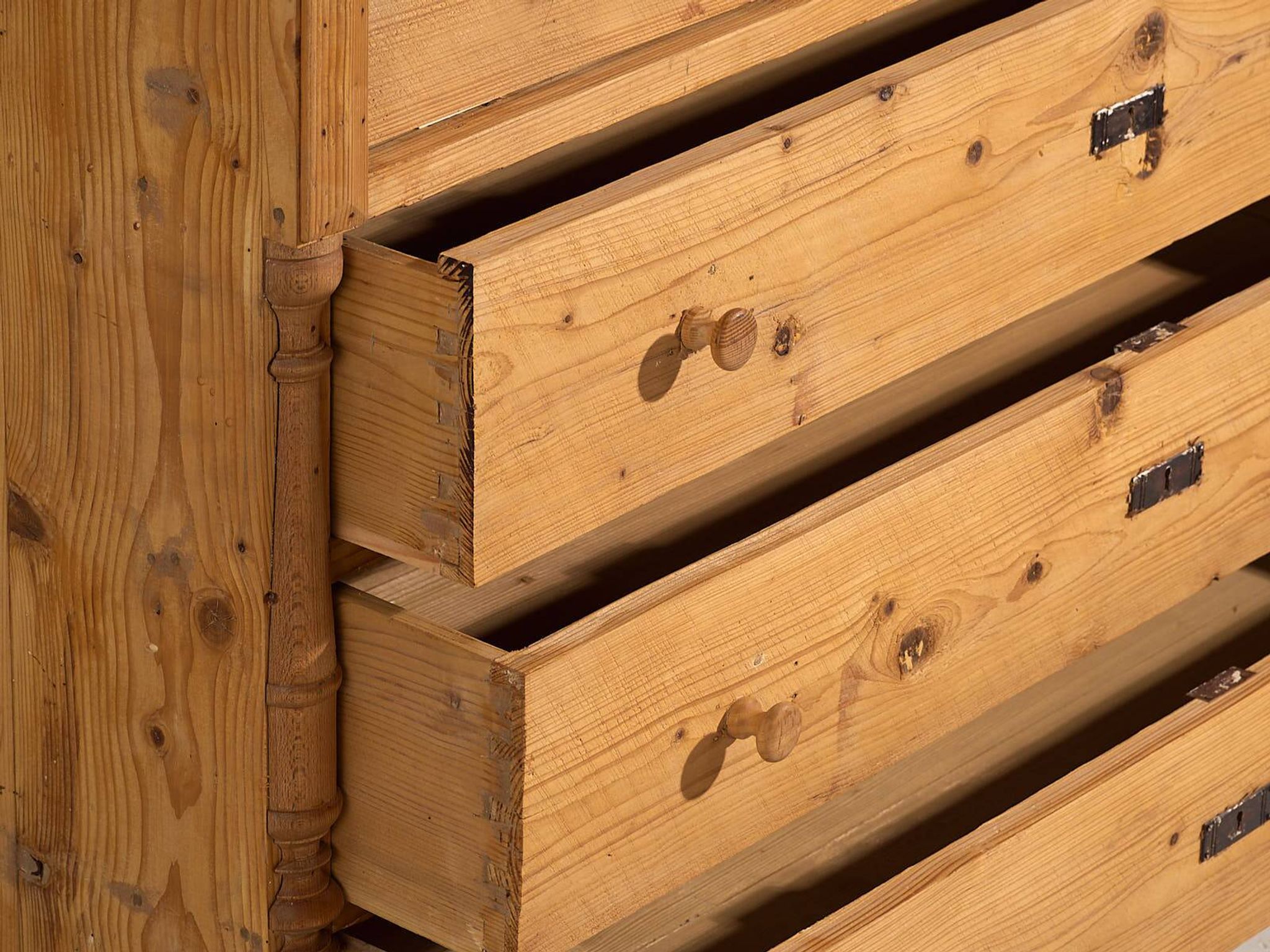 Old Provençal French chest of drawers (c.1920)