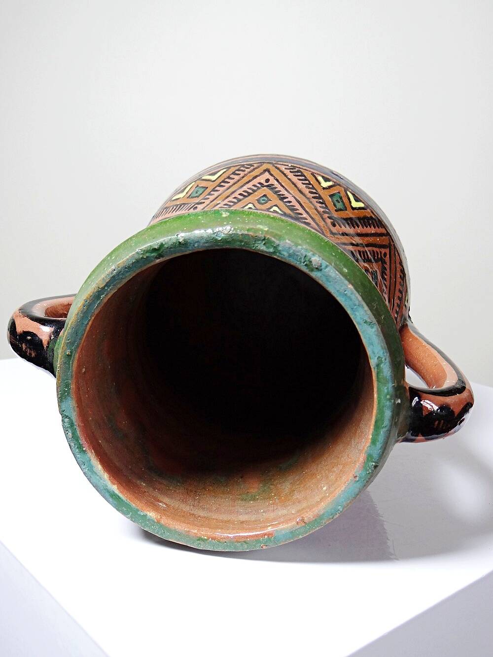 Large Moroccan vase from Safi, polychrome terracotta with two handles, from the 1950s to 1970s.