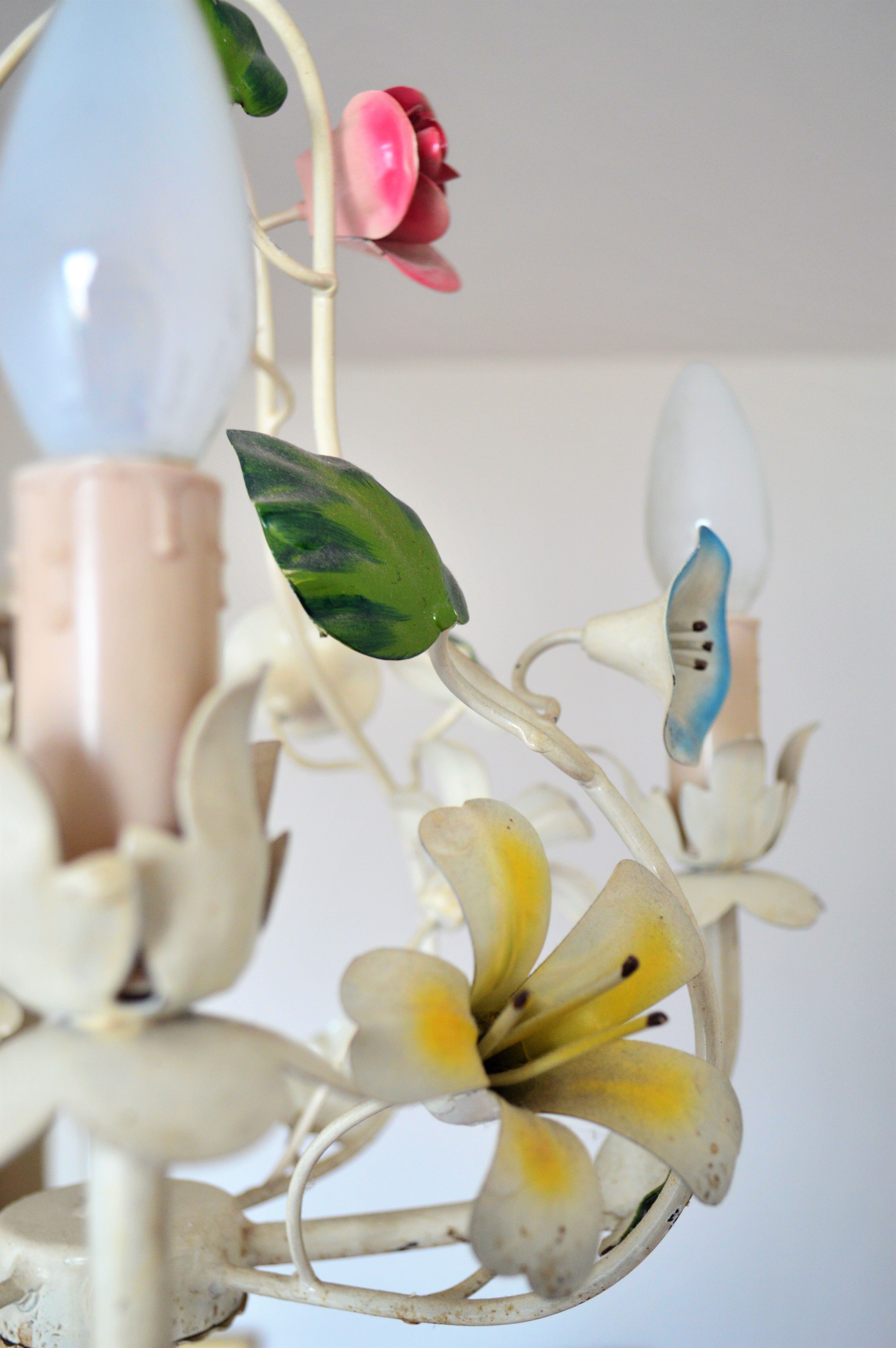 Lustre ceiling design flowers of the 60s art nouveau