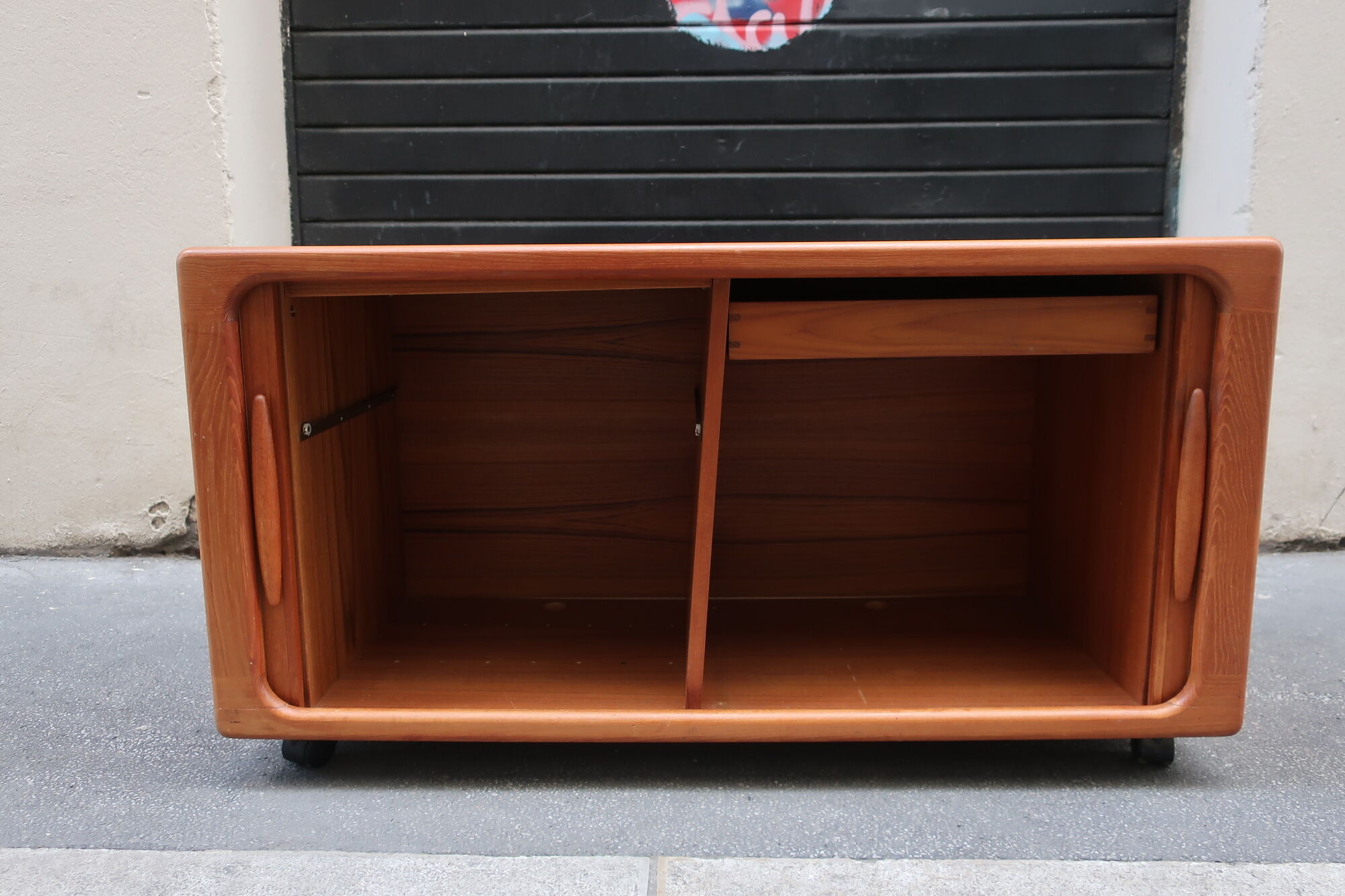 70 years of DYRLUND teak doors accordeons